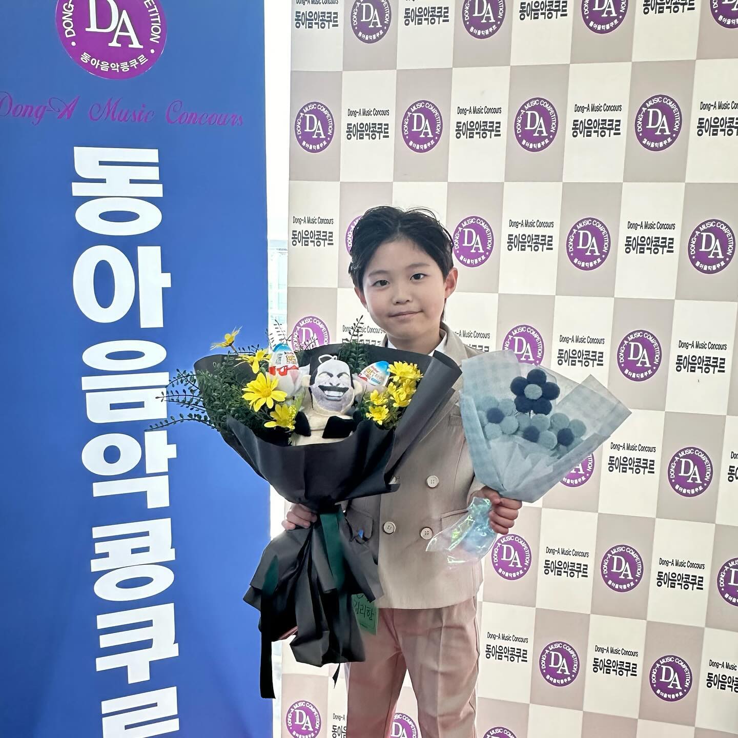 🏆 준대상 🏆 
울애기 첫 콩쿨에 준대상이라니.....🥹
애미운다울어 진짜.....💖
실수했다고 와서 울먹거리길래 참가한데 의미를 두자 했는데 
준대상이라는 얘기듣고 울뻔했네ㅠㅠㅠㅠㅠㅠㅠㅠㅠㅠ
이게 다 우리 아이엘선생님덕분 💖 il_music8712 
예쁜 꽃다발도 준비해주시구 리한이 잘 가르켜주셔서 감사합니다 💖💖💖
.
.
#피아노콩쿨 #콩쿨 #준대상