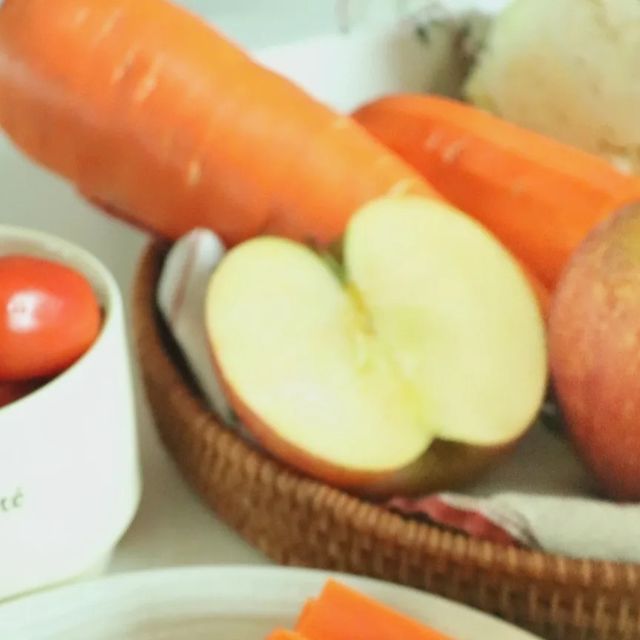 호랑 | 홈쿡•홈브런치•플레이팅•온더테이블 on Instagram: "| CCA 스틱

날것챌린지
날것캠페인
다이어트식단
CCA주스
CCA스틱

까! 스틱!ㅋㅋㅋ

Cabbage, Carrot, Apple의 약자인 CCA!
요 세가지는 조승우 한약사가 만든 CCA주스의 조합인데요,
요즘은 까주스라고도 불린답니다😆
오늘 저는 주스 형태 대신 날 것 그대로 까스틱으로! 먹어봤어요❤️

사과, 당근, 양배추 조합의 CCA.
사과의 펙틴, 당근의 베타카로틴이 변비를 예방하고 독소 배출에 아주 효과적인데다 양배추는 다양한 비타민과 엽산 및 칼륨이 풍부해 신진대사를 촉진시키고 면역력도 향산시켜준다고 해요!
게다가 심장병이나 당뇨병 예방에도 좋고 내장 지방 감소 및 항암에도 효과가 있다니 안먹을 이유가 없겠죠?ㅋㅋㅋ

지난주부터 휴롬과 함께 날것챌린지를 진행하고 있는데요,
역시 영양소를 파괴시키지 않고 제대로 섭취하는데는 날 것 그대로 먹는 것이 가장 좋은 것 같아요😊😊

오도독 오도독 씹어 먹는 식감도 너무 재미나요 크크❤️

내일은 쉬는 날이니 우리 인친님들도 아침에 여유롭게 까스틱, 어떠세요?

2월의 마지막 날이에요,
우리 인친님들 모두 화이팅 💪❤️

#휴롬#hurom#날것챌린지#날것캠페인#CCA#CCA주스#까주스#까스틱"