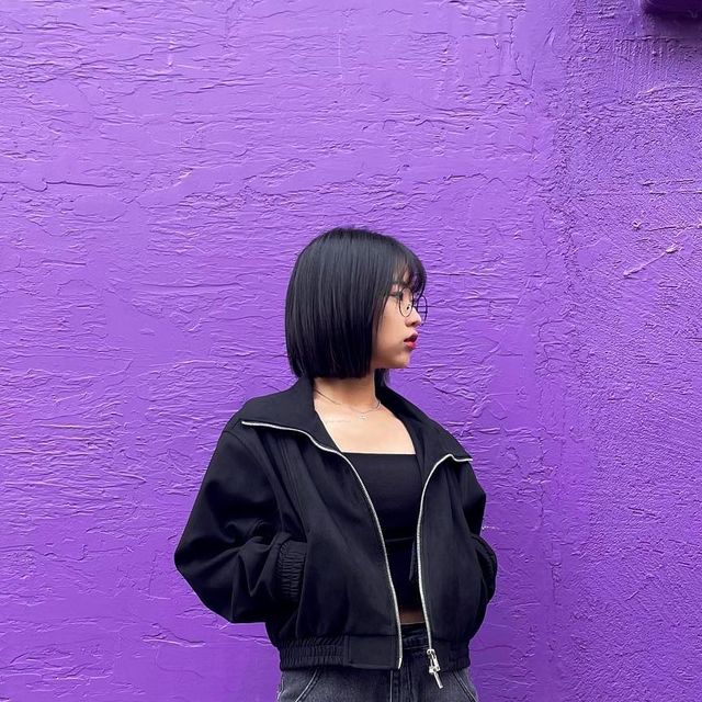 미란 | Ranny on Instagram: "#광고 추워도 예쁜건 포기 못해🙋🏻‍♀️ 크롭이지만 따뜻해서 겨울에 딱인 비바브라운 [커브드 숏 스웨이드 자켓] 어때🖤 투웨이 지퍼에 루즈핏이라 예쁘