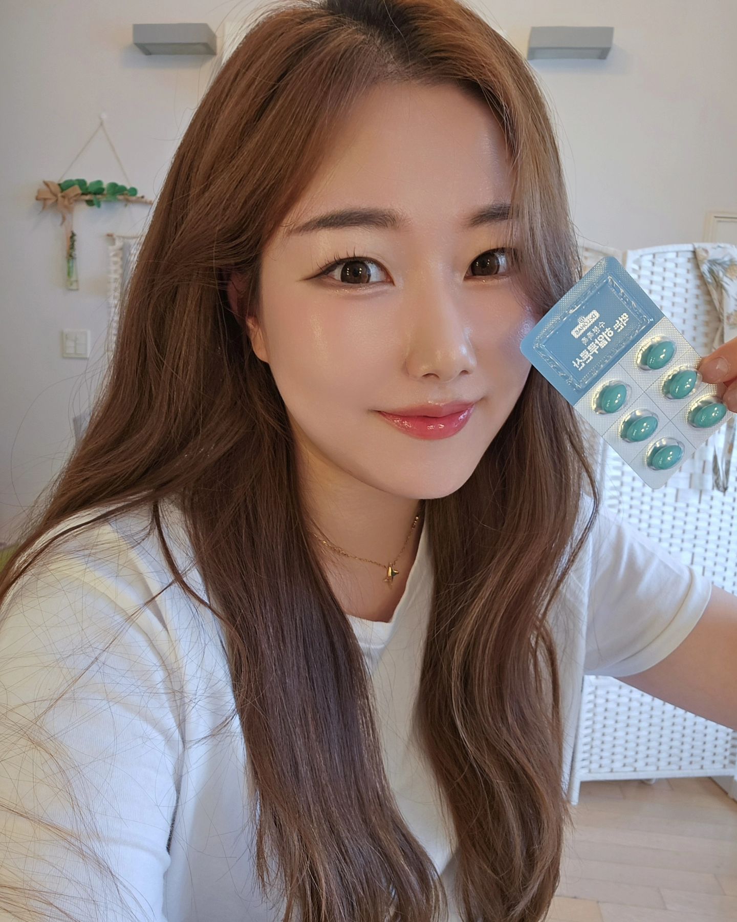 #제품협찬 #닥터로하스

건조한 가을에 촉촉피부 가능했던 2U...✨️
매일 아침 하루에 두알씩 먹어줬는데
피부상태 머선일..;;💦

이 작은 한알이 수분을 1000배나 끌어당기는 수분 스펀지 역할을 한다고해요!

쌩얼인데 화장했냐는 소리 들어서 엥? 했는데
닥터로하스 때문이었다....