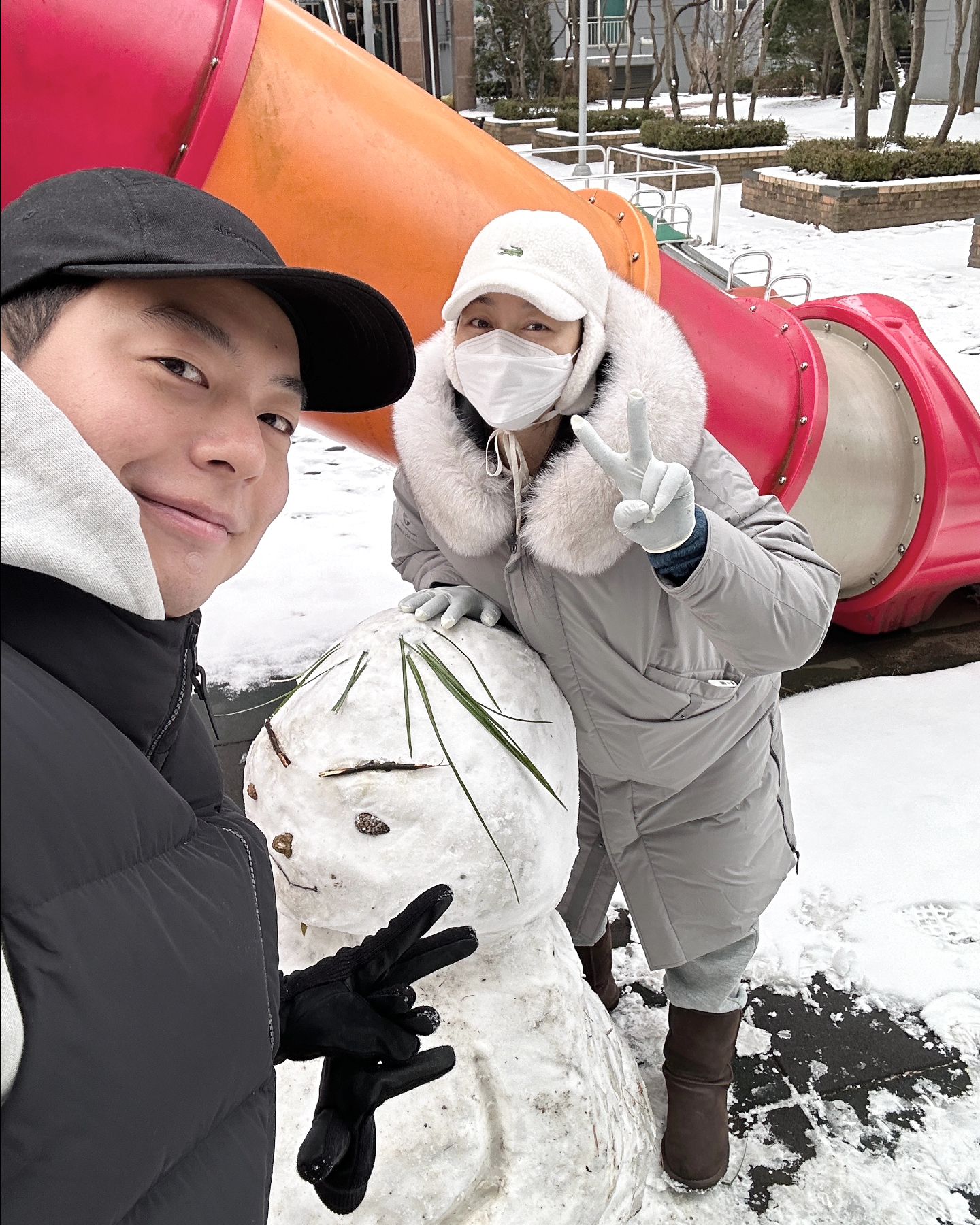.
❄️white christmas❄️
눈사람 좀 맹글어볼까 하고
꺼비는 몸통담당!
나는 머리담당!
머리숱은 좀 빈약하지만 임산부 눈사람 완성☃️
.
집에 와서 노닥노닥 하다가 꺼비가
"어? 눈사람 머리 위에 뭐가 생겼어!"라길래 봤더니 
누가 눈오리 3마리를 올려두고 갔네☺️
기분 몽글몽글한 2024년 클쓰마스
.
이제 캐피는 9개월차 돌입이다❣️
2주 빨리 방 빼라했다고
2주 빨리 크고 있는 딸랑구
너 엄마닮아 J 구나🤭