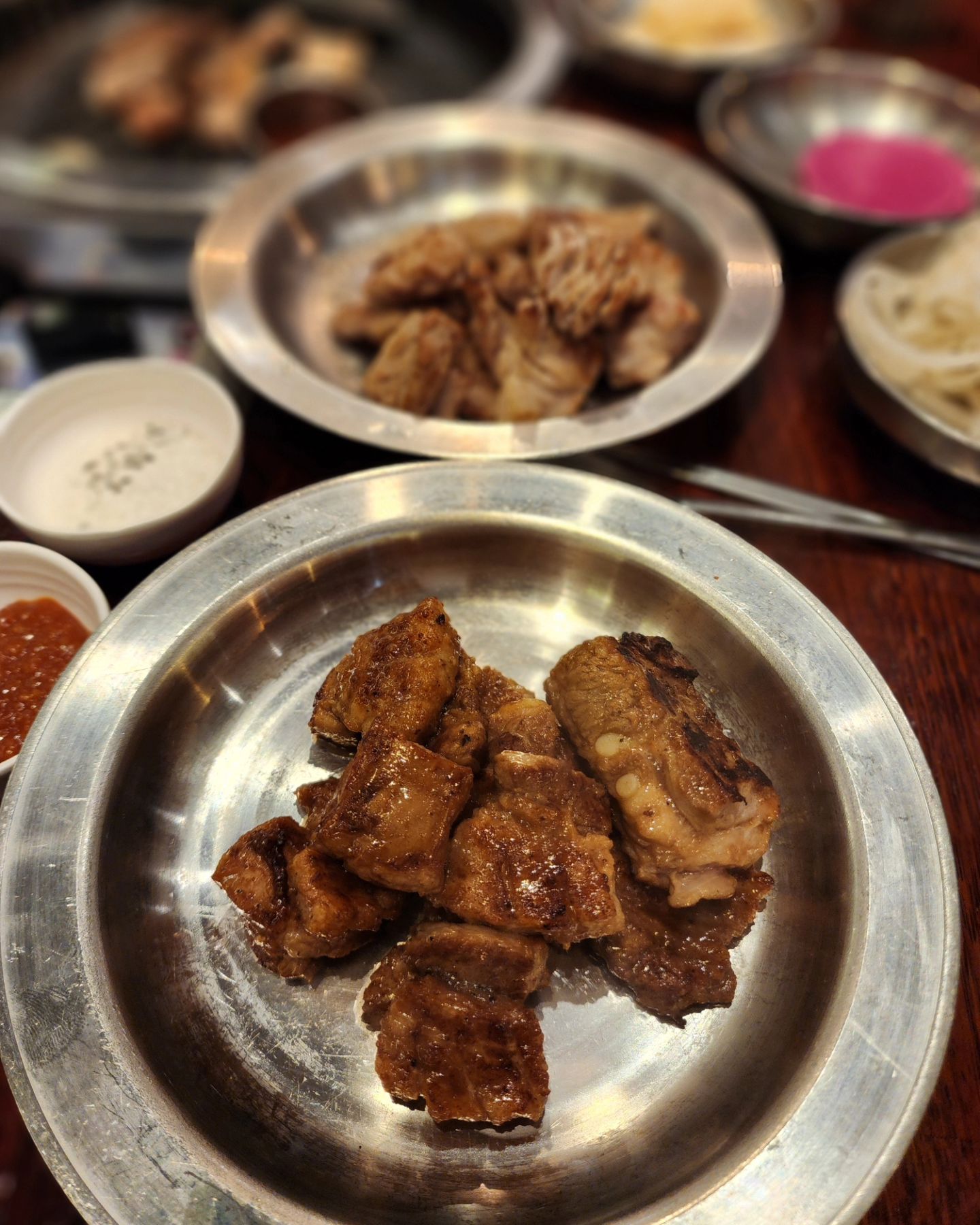 #협찬
.
고기 좋아하는 아들과 오랜만에 
맛집데이트 하고 왔어요. 
방학이라 집에서 뒹굴이 하는 
아들 꼴보기 싫지만ㅋ 밥은 먹어야 하니 
아들이 좋아하는 갈비 먹으러 
가성비 너무 좋은 경성대 #갈비가맛있다 다녀왔어요. 🥗🥗
10년 넘게 지켜온 갈비가맛있다 만의 
레시피로 숙성시킨 갈비가 맛있는 집이라 
갈비 먹고 싶을때는 자주가는 곳이에요. 
ㆍ
특히 초벌해서 구워져 나오기 때문에 
너무 편하게 먹을수 있어요. 
점심특선 세트도 있어서 저렴하게 이용가능합니다. 
저는 #숯불양념갈비 1인분 🥩🥩
그리고 #숯불생갈비 2인분으로 주문하고 
#숙성된장찌개 #솥밥 까지 주문해서 
정말 푸짐하게 먹고 왔어요. 🍳
잘먹는 아들 모자랄까봐 걱정했는데 
양이 엄청 많더라고요. 
고기도 부드럽고 양념도 단짠하니 
밥도둑이였어요.🍚🍚
.
#경성대맛집#경성대고기집#광안리고기집 #리뷰노트#경성대갈비맛집 #남구맛집#대연동고기집#대연동갈비