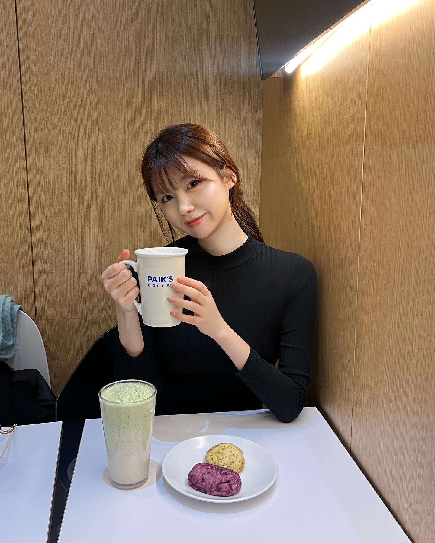 #광고  paikscoffee_official 
녹차라떼 아니고 대파크림감자라떼 🥔💚
국내산 대파 파우더와 감자 페이스트가 들어간 빽다방의 우리가치프로젝트 메뉴랍니당
고소한 감자라떼 위에 향긋하고 짭쪼롬한 대파크림이 예쁘게 올라가 있는데 엄청 조화롭고 맛있어요!!!
HOT으로 먹으면 약간 포테이토스프처럼 느껴져서 든든하더라고요,,,?!

함께 먹은 쫀득 감자빵과 쫀득 고구마빵은 
진짜 찐 감자와 찐 고구마 같은 비주얼이 너모 귀여워요ㅋㅋㅋㅋㅋ
빵이 떡처럼 쫄깃하고 앙금이 실하게 들어있어서 부드러운 찰떡 느낌이에요!! 또 먹고싶댜 ,,🐰

#빽다방 #빽다방신메뉴 #대파크림감자라떼 #쫀득감자빵 #쫀득고구마빵 #라떼추천 #라떼맛집 #라떼맛집추천 #카페신상 #이색음료 #신상디저트 #신상음료 #감자라떼