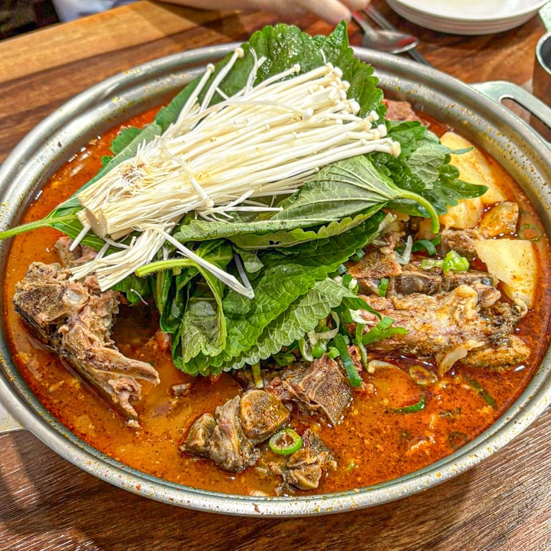 백종원도 인정한 성수 #소문난성수감자탕 🥘

#성수감자탕 하면 아마 여기를 떠올릴듯
성수동 갈 때마다 웨이팅이 엄청 길던 곳!
지인 중 아무도 방문한 사람이 없길래 도전해봤어.

한때 감자탕볶음밥에 빠져서 엄청 먹고,
체력 딸릴땐 뼈해장국을 자주 먹었다 😗
그래서 더 기대만땅!

먹어보니 잡내가 하나도 없어서 신기해.
맛도 조미료 맛보다는 건강한 칼칼함이
느껴져 정말 맛있었어 😋

#서울감자탕 에서 제일 맛있는 건 확실!
이름값하는 #성수감자탕 이니 좀만 기다려서 먹어봐.
기다리는 거 극혐하고 감자탕 안좋아하면 비추!

아쉬운 점은 캐치테이블없이 직접 서 있어야하는 점,
그리고 의외로 중국인 손님들이 굉장히 많더라.
우리 옆테이블, 뒤테이블 모두 중국인이고
직원도 당연하다는듯이 중국어로 주문받으려 함… 🙂..

📍 소문난성수감자탕
서울 성동구 연무장길 45

📺 TV방영
백종원의3대천왕 43회, 16.06.25.

💳
- 감자탕 대 46,000
- 볶음밥 3,000