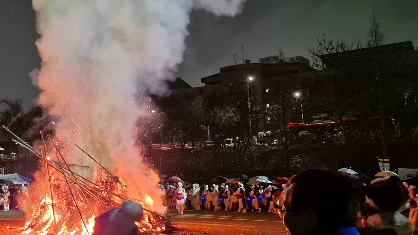 #정월대보름축제 #달집태우기 

정월대보름축제가 삼산유수지 체육공원에서
열렸어요.
달집태우기는 액운을 없애고
복을 기원하는 의미가 있죠.
타오르는 달집을 보니 좋은 기운을 느껴져요.
모두 행복한 정월대보름 보내세요!