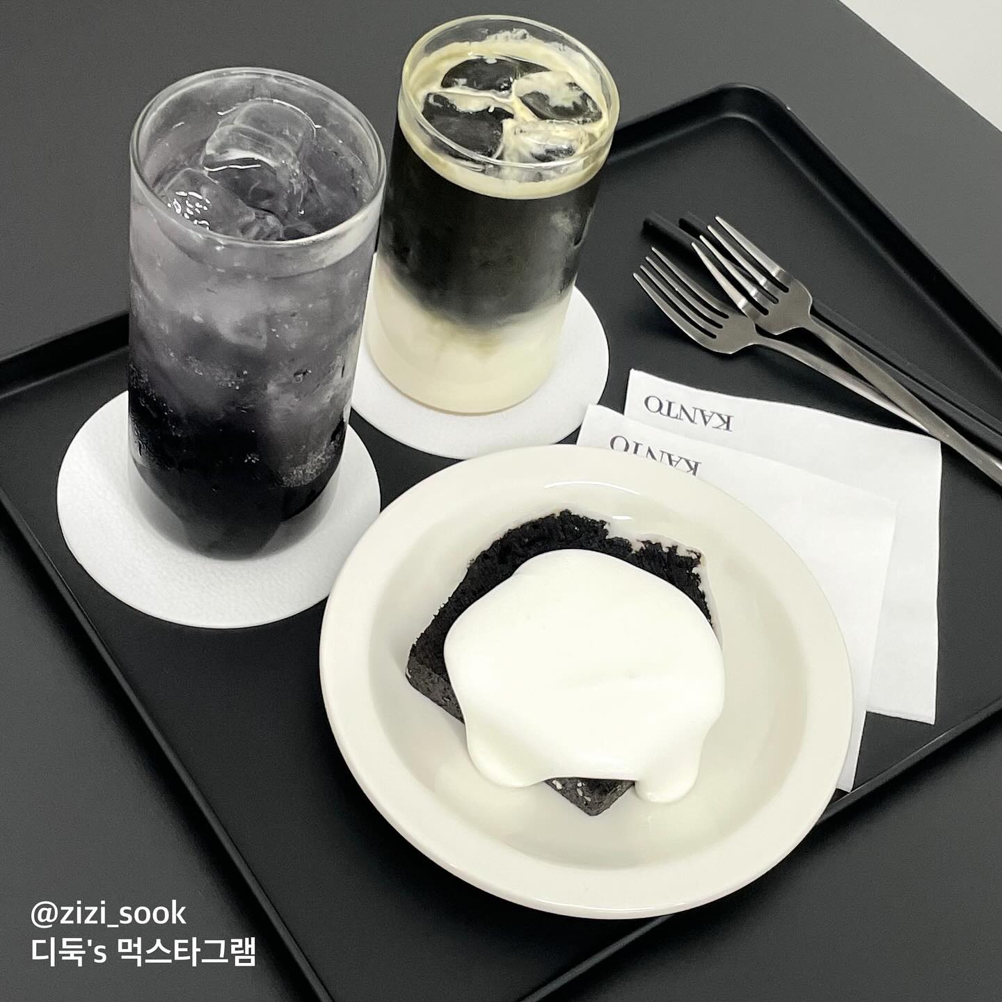 블랙화이트, 인스타 갬성 뿜뿜하는 인테리어가 모던하고 힙한 느낌이 좋다 😎🤟🏻

인테리어처럼 메뉴들도 블랙앤화이트🖤🤍
시그니처 메뉴도 친절하게 설명해 주셔서 무엇을 먹을지 선택하기 편했다.

블랙파운드, 파운드가 폭닥폭닥하고 하얀 크림과 잘 어울렸다. 달지 않아서 끈임 없이 계속 손이 가는 맛이다 ଘ(´•3•)⊃━☆
크림이 정말 부드러워서 최고최고🤍

색부터 영롱한 블랙에이드. 밑에는 블랙베리,블루베가 있었고 상콤상콤한게 디저트랑 잘 어울렸다.
플랫블랙! 친구가 주문한 음료라서 한입 마셔봤다. 꼬숩고 부드럽고 너무 달지 않아서 좋았다. 

맛도 좋고 분위기 좋은 카페다. 데이트 하기 딱이다
감성카페는 예쁘기 만하고 맛없어서 실망한 적이 없는데, 시그니처 메뉴들 모두 성공❣️

여기 셀카도 잘 나와서 사진찍기 딱이다📷
사진을 어떻게 찍어도 잘나오기 때문~ 오랜만에 사진도 많이 찍었다.
감성적이고 대화하기 좋아서 데이트하기 딱이다˚₊·—̳͟͞͞♥

#칸토카페 #신부동카페