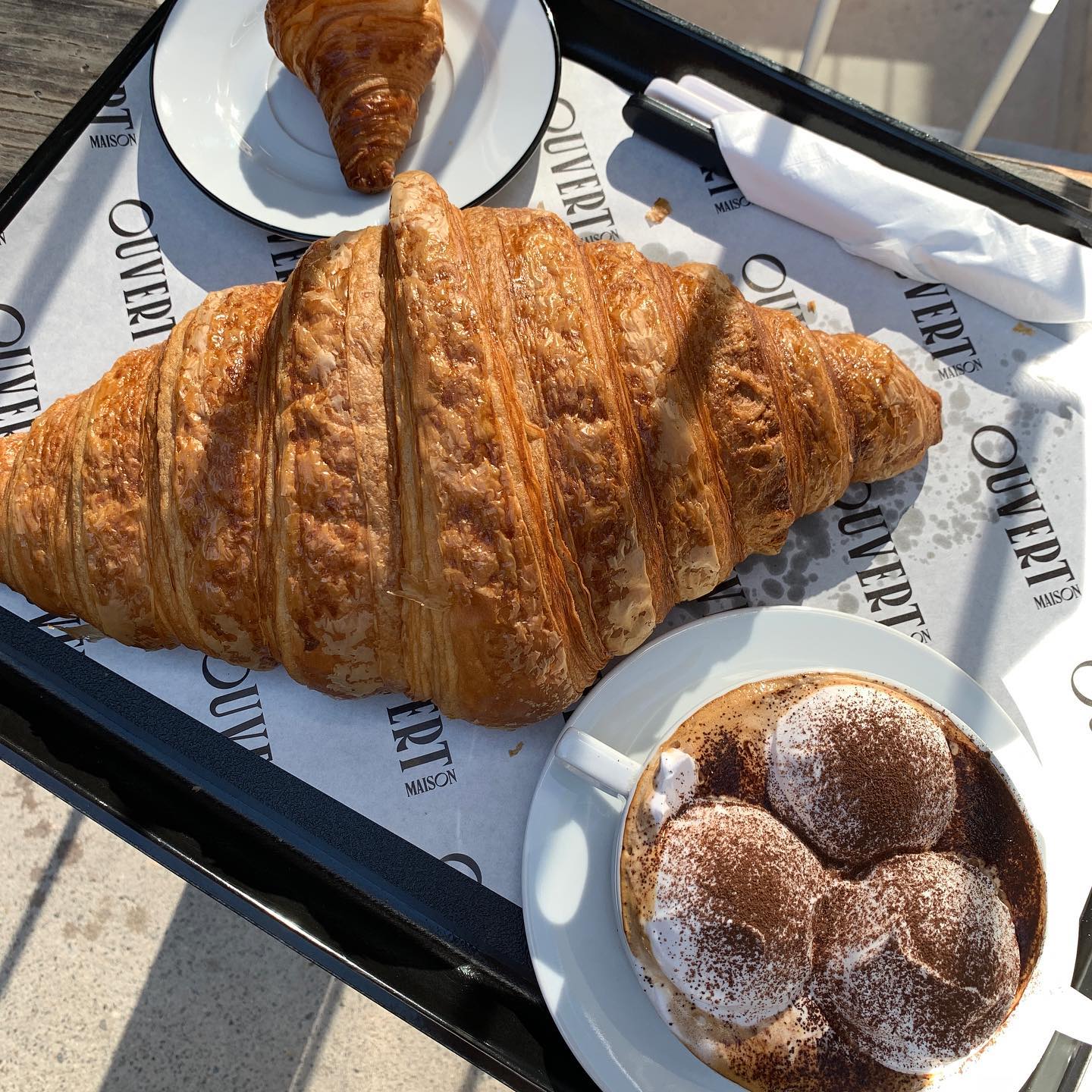 넘나리 맛있는 크림카푸치노와 대왕 크로아상🥐 
크림카푸치노+미니+자이언트 ₩39,000
#메종오버트서울

사진 찍을 친구들은 오픈런하자~! 
#자이언트 크로아상은 매장으로 전화 예약 꼭✔️ (당일예약 불가능)

크로아상을 크림에 찍어먹으면 존맛탱구리 🫶🏻

📍 서울 종로구 필운대로5나길 2 B1, 1, 2층
⏰ 매일 10:00-22:00
21:30 라스트오더
📞 070-4151-0035
반려동물 동반 가능, 주차불가

#서촌핫플
#서촌카페