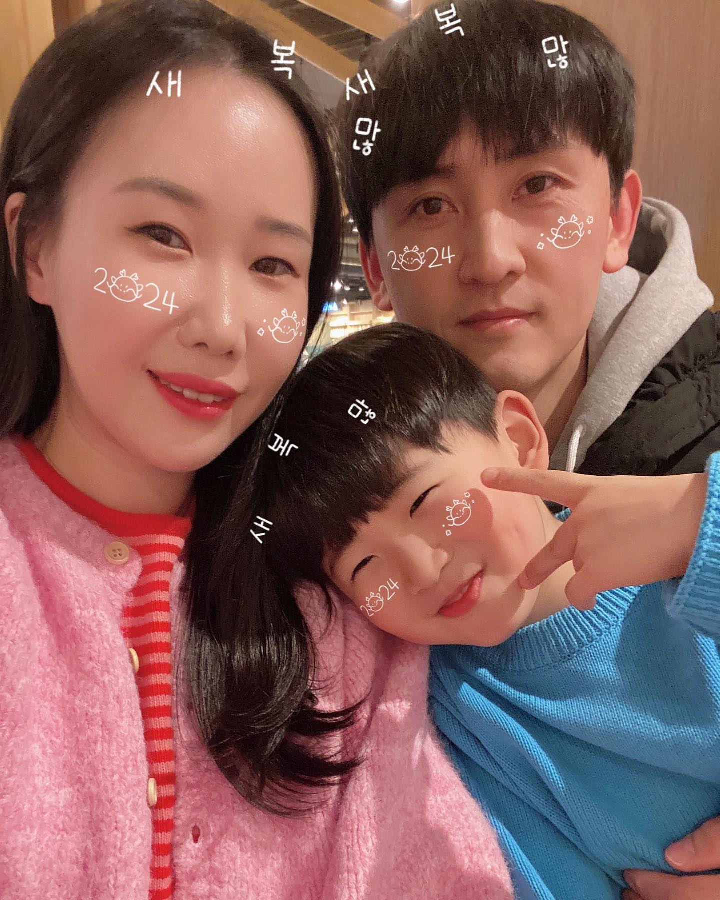 ෆ
⠀
새해 복 많이 받으세요🫶🏻
⠀

#이제7살형아 
#2024년
#갑진년새해 
#올한해도행복하자 
#우리가족사랑해
#새해복많이받으세요🙇🏻‍♀️
#happynewyear