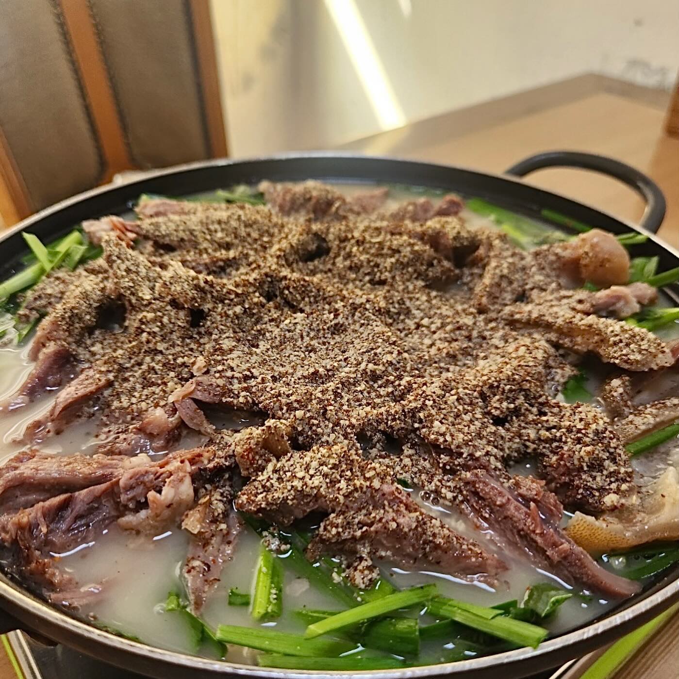 #양촌가든

몸보신 하러 양촌가든으로😝

흑염소는 아무데나 가면
비랜내가 많이 나는 곳도 있고
실망하고 올때가 많은데
양촌가든은 세번이나 재방문할정도로 
항상 맛있게 먹고 오네요.

야들야들 그자체😍
볶음밥은 또 얼마나 고소하고 맛있게요!

서운산 근처에 있어서
등산 다녀오면서 들르기도 좋아요.

📍경기 안성시 서운면 인리 100-2

#양촌가든#안성맛집#서운면맛집#서운산맛집#안성맛집추천#안성흑염소#먹스타그램#먹팔
