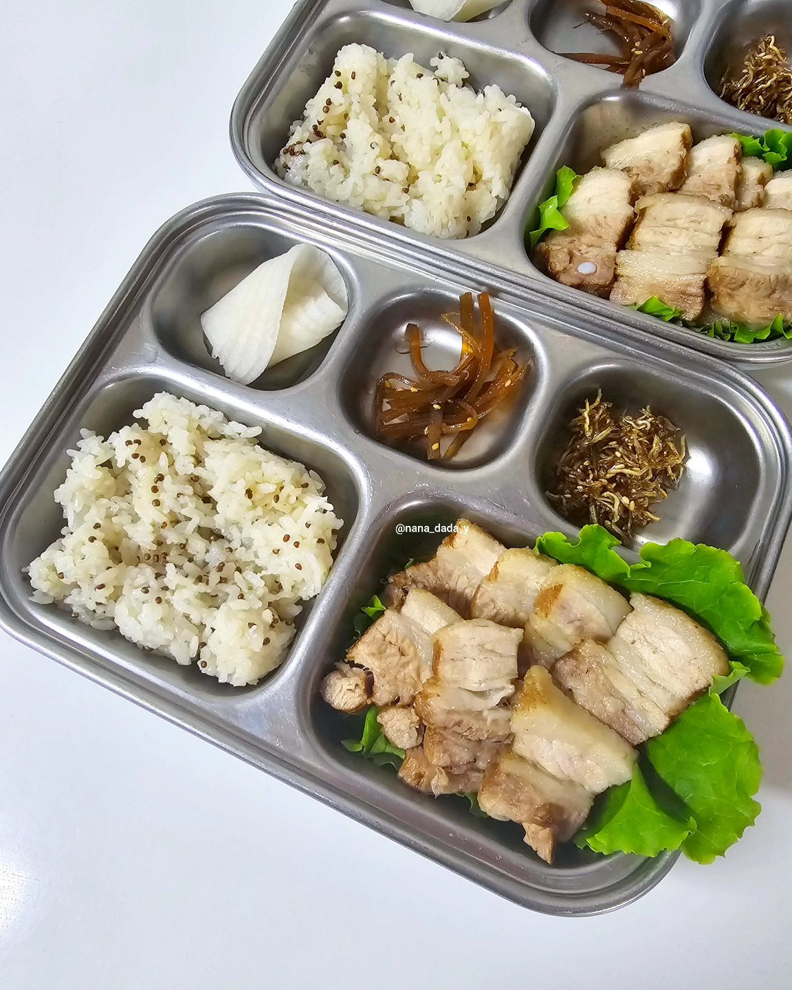어제 저녁 밥

어제는 신랑도 일이 바빠 출근하고 독박육아, 이럴땐 걍 집콕이 최고여서 애들한테 핸드폰 쥐어주고 혼자서 청소하고 커피한잔 내려서
파친코 1 읽었네요🤣🤣 애플티비 구독자가 아니라서 유튜브 짤로만
보고 소설읽으니 이미지 연상이 되어서 더 재미있게 느껴지더라구요

저녁은 차리기 귀찮았는데 엄마한테 받아온 수육 찜기로 데워서줬더니
신랑도 잘먹고 애들도 잘먹었네요😍😍 역시 친정가까이 살기 잘했다아 🥹🥹 

그나저나 지난주 금요일부터 먹어댔더니..몸무게가 2kg나 찐거있죠
요즘 다이어트도 잘 안돼던데 급찐급빠가 필요하네요😭😭 몸무게
유지하는것도 왜이렇게 힘든가요😭 이번주는 저녁엔 다이어트쉐이크
고정으로 먹어야겠어요😭😭

# 맛없는 다이어트쉐이크먹으면 입맛도 나락감
# 그런데 이번껀 포만감이 그닥...
# 맛없고 포만감있는 다이어트쉐이크 아시나요?