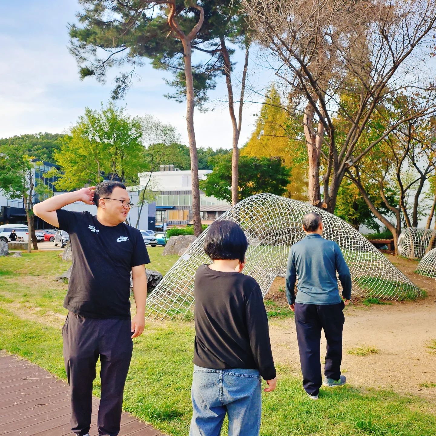 😍
.
.
.
연휴에 날씨 좋으니까 드라이브🚗
가까운 파주로
헤이리가서 산책도 하고
공원에서 아빠가 조형물 보시고 이게 뭐냐고 하시니까 보다가 사람이 누워있는거라고 흉내내서 엄빠한테 설명드리기 ㅋㅋㅋ 
저거 하나에도 우르르🥰
저녁은 황서방이 쏜다!!!
엄마 좋아하시는 갈비맛집
갈비구이에 갈비전골🥘
그 덕에 아빠랑 소주까지👍
아쉬우니까 근처 디저트까지 ㅋㅋㅋ
아빠는 계속 안간다고 하시다가 사람 많아서 자리 맡아야 된다니까 자리 맡고 현타옴 ㅋㅋ
늦은 시간에도 사람이 많다많아
앞에서 다들 다리들고 찍으니까❤️
#친정은사랑입니다 #드라이브 #황서방채고채고 #헤이리마을 #헤이리 #갈비맛집 #파주 #석갈비 #갈비전골 #말똥도넛 #디저트카페 #파주카페