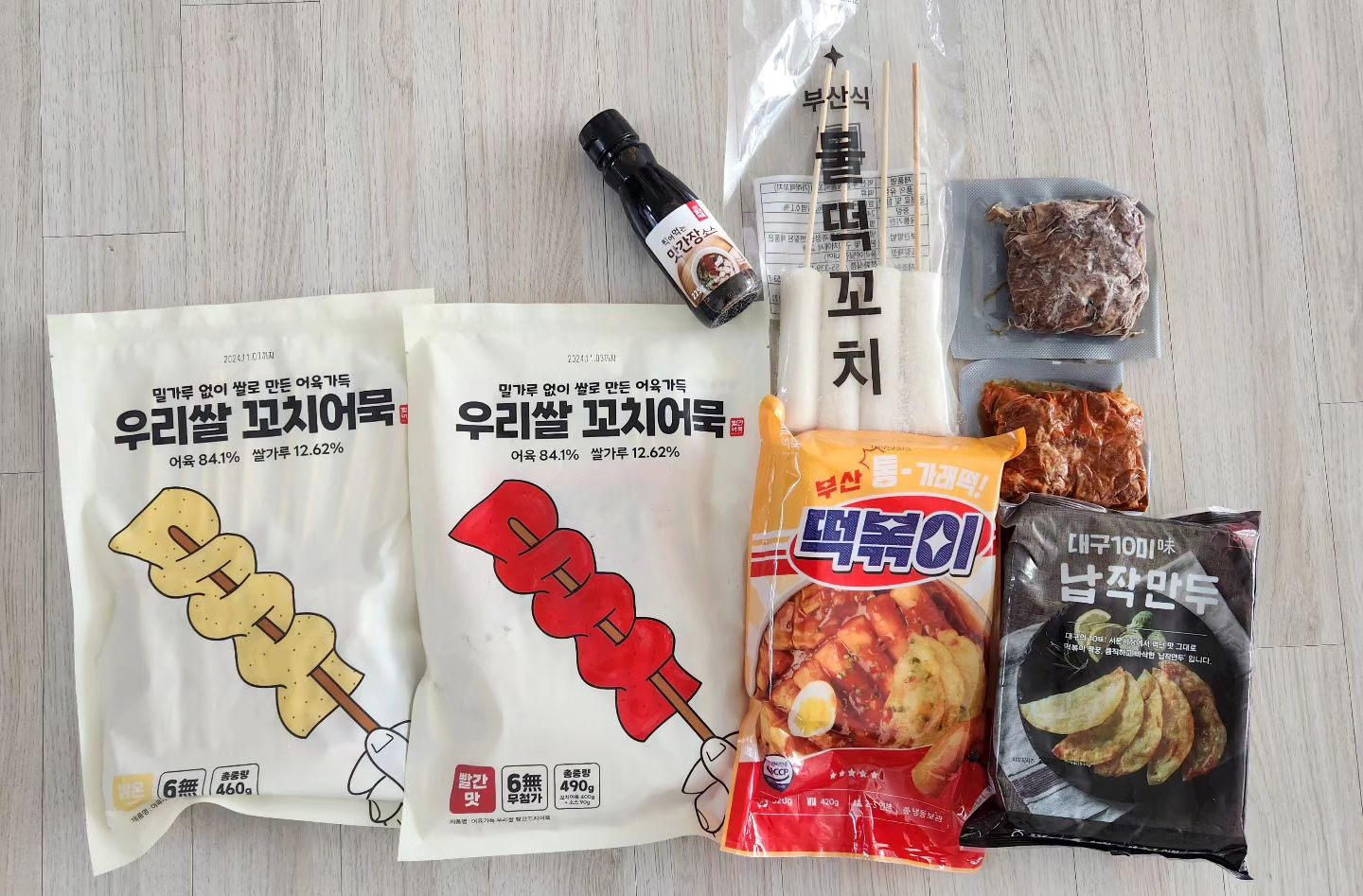 #광고
.
우리집 이번 연말홈파티메뉴는, 
#역전빨간어묵 밀가루없는 꼬치어묵과 밀키트세트에요~
.
다른 메뉴들도 특별하지만, 
특히 꼬치어묵은 더더욱 특별했는데요~
.
다른 어묵들처럼 밀가루를 쓰는것이 아닌 100% 우리쌀만 이용해 만들어졌을뿐 아니라, 어육함량을 84%까지 높여 어묵보다도 깔끔하고 깊은맛을 느껴볼수 있는 #역전빨간어묵
.
아이어른 모두 즐길수 있는 연말파티메뉴에요~
.
연말 홈파티 메뉴뿐 아니라, 
캠핑 밀키트로도 너무 좋은 역전빨간어묵 메뉴!!
.
모두 역전빨간어묵과 함께 따스하고, 든든한 연말보내세요~
.
.
.
.
.
#베이비템 #밀가루없는꼬치어묵 #쌀어묵 #빨간어묵탕 #연말홈파티메뉴 #겨울캠핑요리 #밀키트추천 #캠핑밀키트추천 #역전빨간어묵