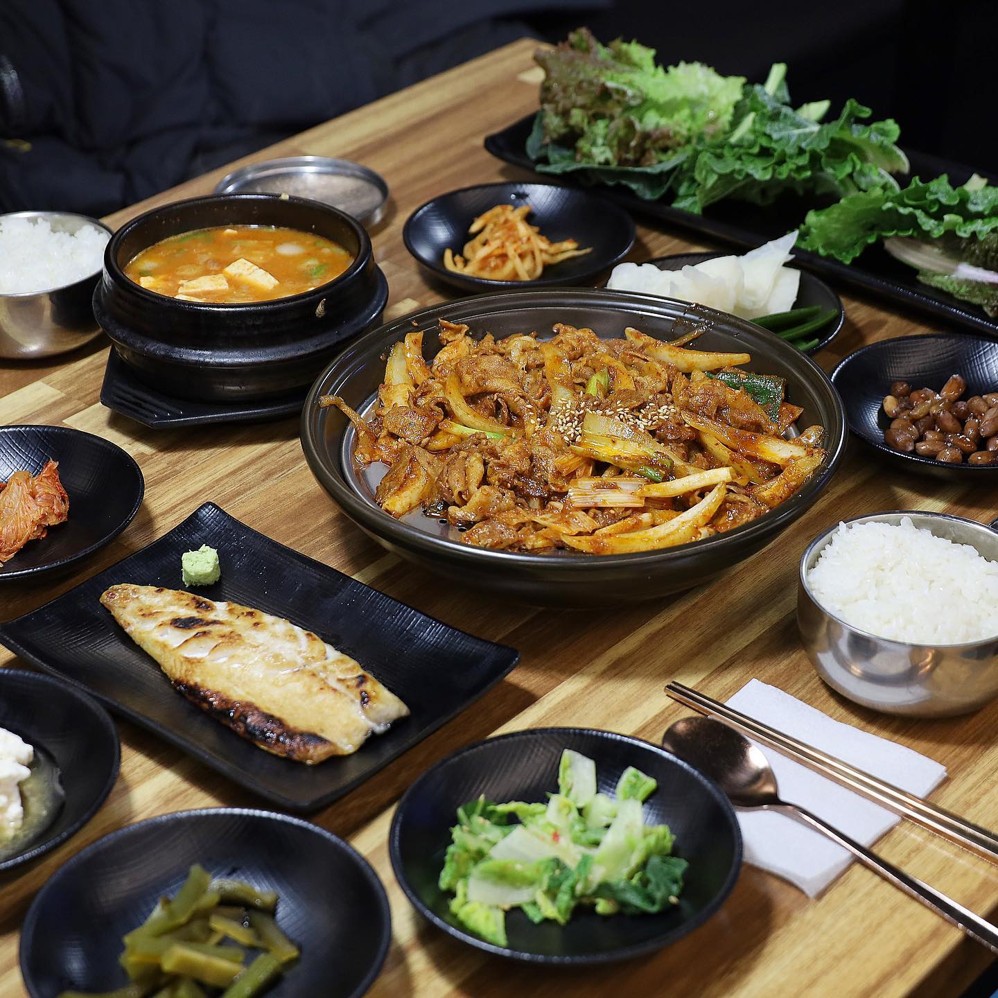 😆😆
예상했던 것보다 가격대비 만족도도 좋았고
정말 맛있게 먹었던 #제육볶음맛집 #쌈밥맛집
#울산맛집 #또바기쌈밥
ddossambab 
.
😘😘
다양한 쌈채소랑 보글보글 된장찌개,
그리고 제육볶음, 고등어구이, 돼지불백, 수육 중
골라서 메인을 주문할 수 있는 또바기쌈밥
.
뭐든 쌈 싸먹으면 맛있는 것들 뿐이네?!
그 중에서도 특히 제육은 남자 직장인들의
워너비 점심식사 메뉴이자 밥도둑
특히 또바기쌈밥은 제육 양념이 정말 존맛탱구리
.
근처에 남구청도 있고 사무실도 많아산
남자 직장인들이 점심시간만 되면 우르르 몰리는 곳이래
그래서 좀 조용히 먹으려면 저녁시간에 가야함
🥹🥹 후후
.
고등어구이는 추가로 주문할 수 있는데
순살 고등어가 4천원 밖에 안 해
너무 좋아 👍👍
.
#울산달동맛집 #울산남구맛집 #울산쌈밥맛집 
#울산쌈밥 #울산제육볶음맛집 #울산제육볶음 
#울산달동밥집 #울산달동쌈밥 #울산달동점심
#울산점심맛집 #울산점심백반 #울산백반집 #울산백반
#울산남구백반 #울산남구한식 #울산한식맛집
#울산달동제육볶음 #울산제육 #울산찐맛집
#울산남구청맛집 #울산남구백반 #맛집 #먹방 #먹스타그램