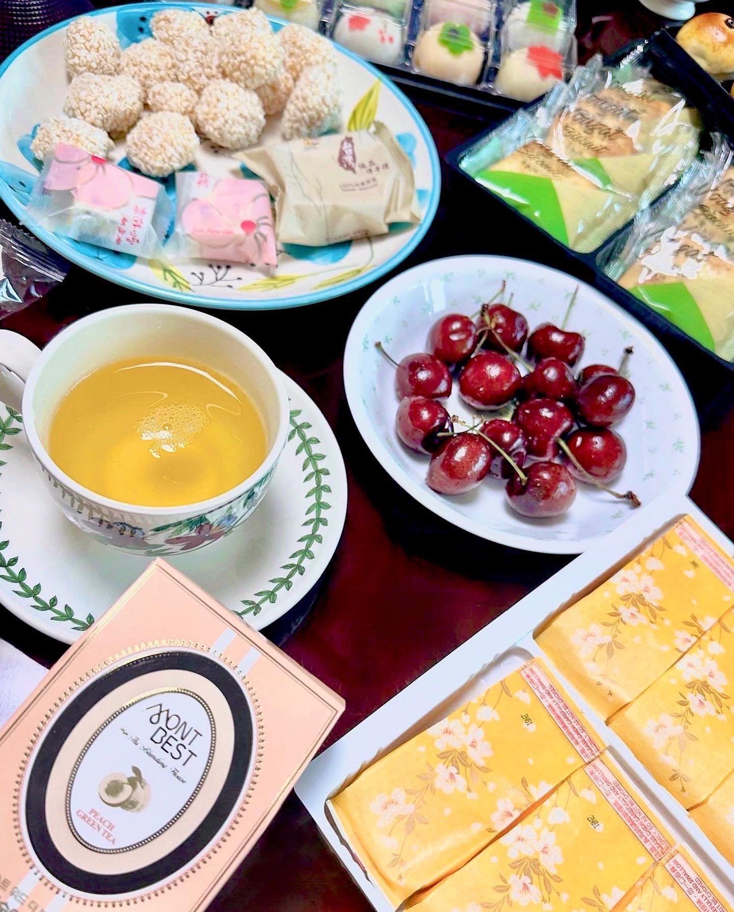 #할인구매 montbest 
몽베스트 물이랑 탄산수 마셔보고 괜찮았어서
TEA 세트 있길래 마마미 드릴라고 냉큼 구매
설날에 옹기종기 모여서 다과랑 얌얌 했어요 
가루타입 향긋하고 블랜딩 잘 된 것 같아요
 
즐거운 리터쇼핑 🛍️🎵 79000 L 남았어요
10만L 채우기 어려워서 야금야금 😆 소진중 
08L 리워드 현금 리터 모아서 쇼핑 추천해요
리뷰 조건으로 택배값 정도 내고 꿀템 겟 가능

#몽베스트티 #홍차 #녹차 #얼그레이 #말차 
#블랜딩티 #몽베스트 #송혜교콤부차 🌿
#복숭아티 #레몬티 #과일블랜딩티 #TEA 
#얼그레이티 #레몬홍차 #티세트 #Teaset
