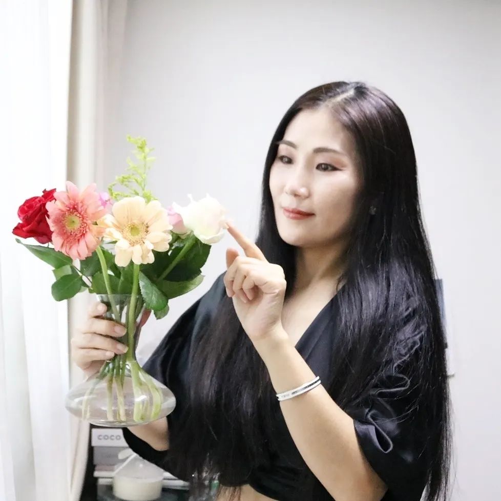#내돈내산 자랑타임~
화장품만으로 만족하기 힘든 피부관리
특히나 미백, 주름, 잡티관리는
절대적으로 피부과에서 관리해야죠
예쁘고 깨끗한 피부로 동안유지하는 분들은
말 안해도 다 알아서 관리하니까요
.
거울보면 속상한 칙칙한 내 피부
인기절정 #강남역피부과 예약하고
#피코토닝레이저 #비타민관리 까지
패키지로 쫙 관리받고 왔어요
사람많은 곳은 다 이유가 있단~
.
기미잡티도 고민이고 얼룩덜룩한 피부톤까지
저처럼 걱정되시는 분들은 #강남피부과
꼭꼭꼭 찾아가셔서 관리받으셔요
.
커피로봇이 맛있는 커피도 만들어주고
친절한 직원분들까지 좋지만
시술 결과는 더좋아서 지인짜 갓성비 원탑!
가격까지 진짜 만족스러워서 자신있게
내돈내산 할 수 있는 곳...
7월에 얼리버드이벤트로 인기시술들이 너무 좋은 가격이던데
다음엔 보톡스다~ 아니다 스킨보톡스를 하까?
.
.
.
.
.
#피부과 #피부과추천 #피코토닝 #레이저