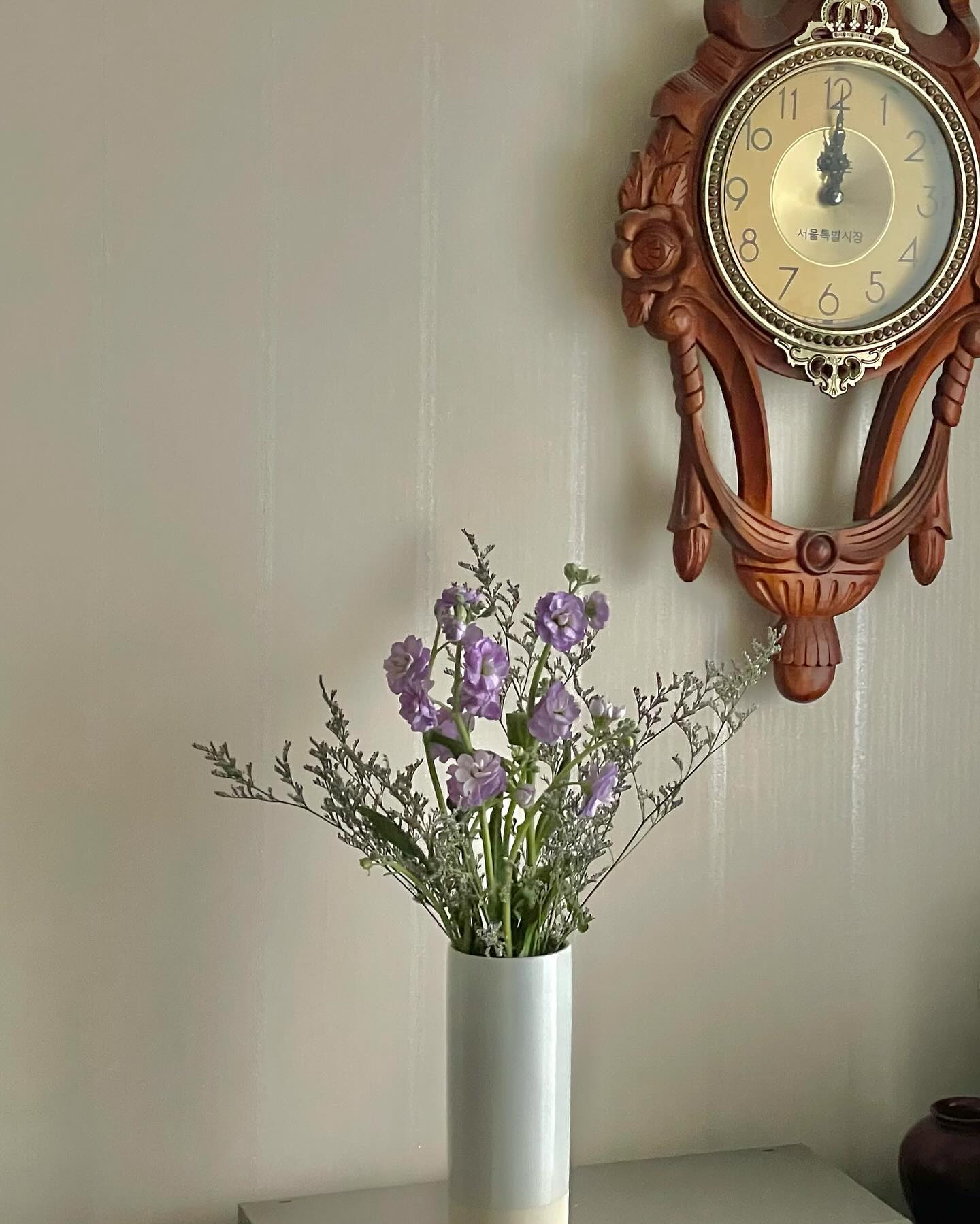 이우깽이 내가 젤 좋아하는 꽃을 퇴원 선물로 ~~~ 덩생 잘 뒀다💐💜 근디 엄마가 뭔 꽃 이름이 스토커냐면섴ㅋㅋㅋㅋㅋㅋ