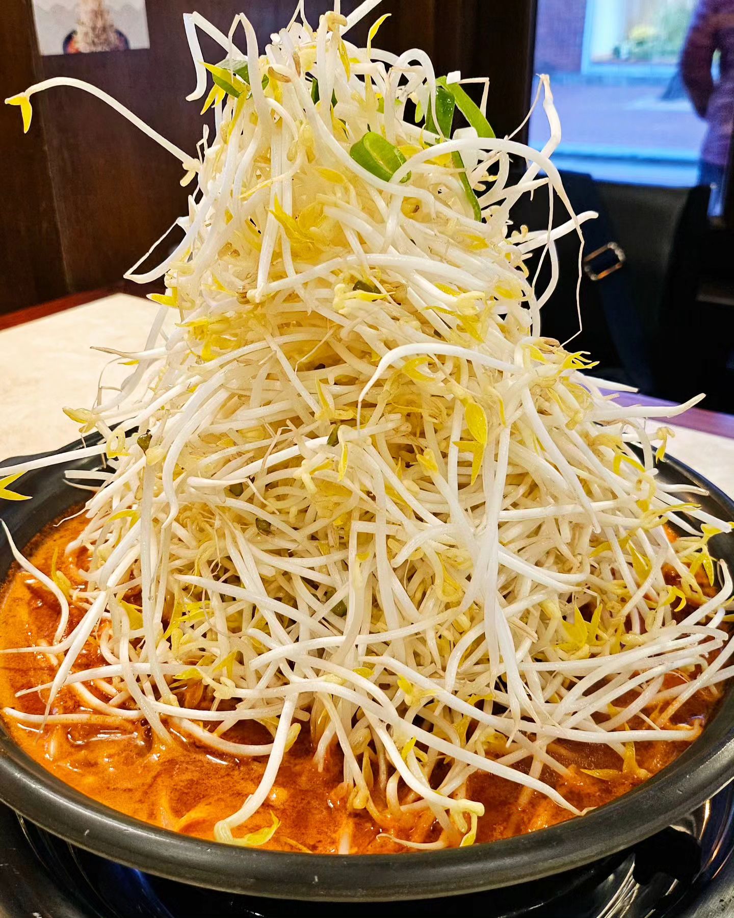 #협찬
#쪼리닭 #혜화맛집

이번 주말 데이트 뭐 먹을지 고민이시라구여?
제가 딱 추천해드릴게요!!
혜화역 쪼리닭은 산더미만큼 숙주를 쌓아주는 닭볶음탕, 찜닭 전문점인데요.
역시 혜화 맛집답게 이미 TV에 8번이나 출연했다구요.

★ 국물 쪼리닭+감자전 세트 ★
말랑말랑 쫀득쫀득한 떡 먹방 찍고 있으면
어느새 산더미만한 숙주가 익거든요?
그때 닭고기와 함께 곁들여 먹으면 진짜 환상의 궁합이에요.
매콤달콤하게 졸여진 국물에 밀떡이랑 숙주, 그리고 닭고기의 조합은 정말 엄지척!!

★ 마요 주먹밥 ★
역시 닭볶음엔 마요 주먹밥이지!
그런데 왜 다른 곳에서 먹었던 마요주먹밥보다 훨씬 더 맛있는 걸까요?
뭐 하나 허투로 만든 게 없는 맛짱 양짱 비쥬얼짱 혜화쪼리닭 메뉴들.
마요주먹밥 동글게 말아 쪼리닭 국물에 비벼 먹어보세요.
이 조합은 먹방 프리패스상일세!

★ 감자전 ★
채썬 감자라 더 바삭바삭하고 웬만한 감자전, 감자튀김은 비교도 할 수 없어요.
소스 푹 찍어 먹어도 맛있고 쪼리닭 국물에 적셔 먹어도 매력 짱!

★ 치즈퐁듀 ★
아놔.. 쪼리닭 정말 이럴꺼야?! 아니 왤케 양이 혜자인데?
6천원에 치즈양이 항아리 사이즈로 나오네?
심지어 콘까지 들어있어서 더 맛있네?
치즈덕후인데 남기고 나온 거 실화입니꽈?!

밥 먹으러, 술 마시러, 데이트하러 가기 좋은 대학로맛집 쪼리닭에서 식사하고
대학로에서 연극 한편 때리면
혜화 데이트, 성공적!

#쪼리닭 #쪼리닭대학로점 #창경궁맛집
#혜화역술집 #대학로술집 #혜화역데이트 #혜화술집
#대학로데이트코스 #혜화데이트코스 #대학로데이트
#대학로맛집 #혜화맛집 #혜화역맛집
#혜화데이트 #국물쪼리닭 #쪼리닭대학로점 #쪼리닭혜화대학로점
