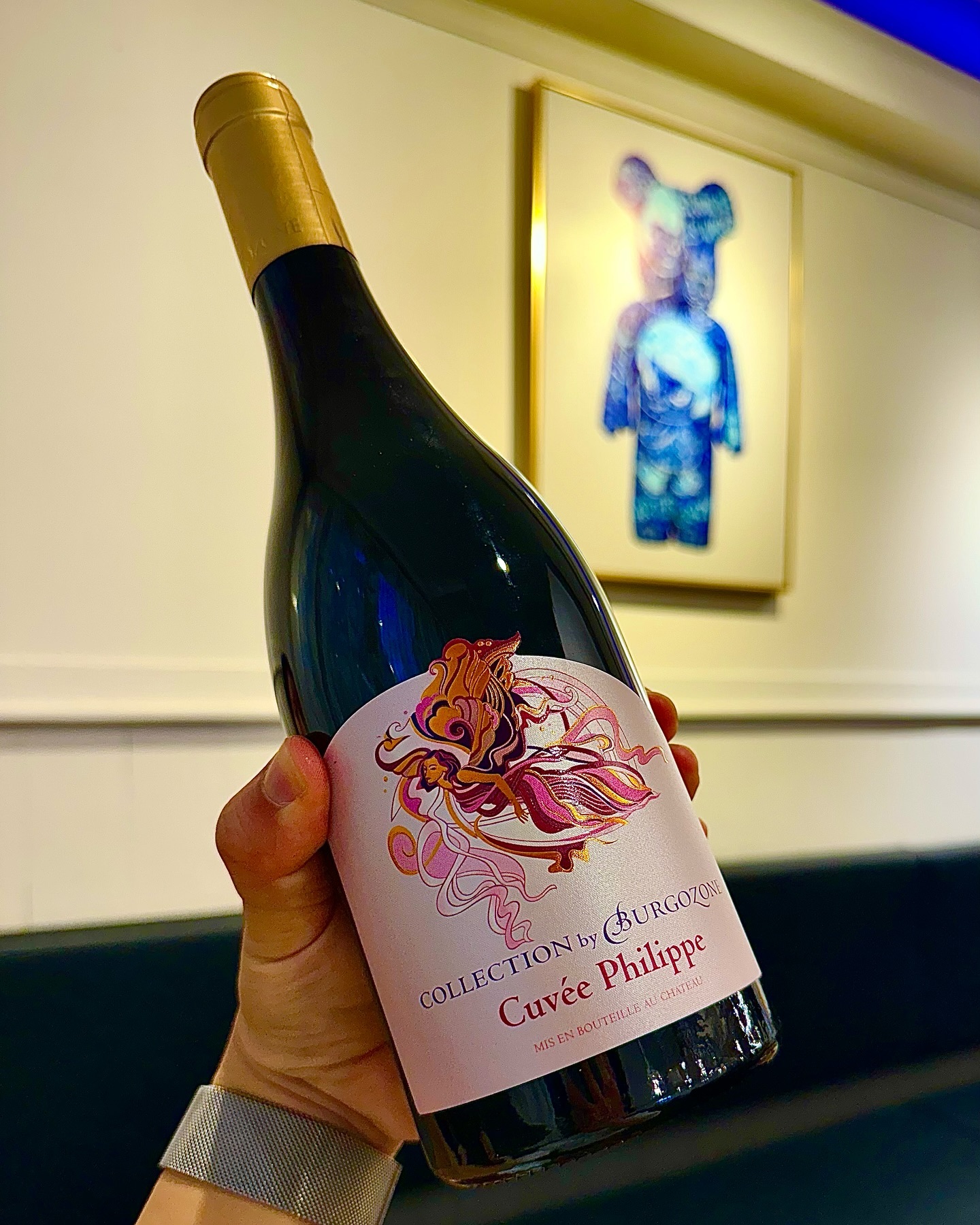 RedWine

🇧🇬 불가리아 와인!!- 특이함을 못참고 도전!!- 
“샤또 부르고존 콜렉션 퀴베 필립” 2018
Chateau Burgozone Collection Cuvee Philippe 2018

호기심에 구매해본 와인!!-

카베르네 소비뇽 60%, 
메를로 30%, 시라 10%
Alc. 14 %

궁금함으로 가득한 상황에서 한입!-
산도가 치고 나오고 살짝 알콜향이..

말린 포도 같은 색깔과, 드라이함?!-
이런부분이 중반부에 치고 나온다!-

자두향과 이태리 아마로네 같은, 말린 포도의
색깔 느낌!- 멜론, 체리향도 갑자기 나타나고,

탄산이 없는데 스파클링 느낌의 상쾌함이
입안에서 감돌다가-

언제 먹었냐는듯 사라지는 맛이난다!-

뭔가 신기하면서도, 다른 형태의 와인 맛이라
오묘했다!-

불편하지도 않은 와인이였어서!-
한번 더 도전해볼 의향이 있다!-
다른 라인들도 궁금해지는 불가리아 와인이였다!—

** 알코올은 발암물질로 지나친 음주는 간암, 위암
  등을 일으킵니다. 임신 중 음주는 기형아 출생
  위험을 높입니다.**

#불가리아와인#레드와인#샤또부르고존#자두
#와인스타그램#winestagram#redwine
#bulgariawine#syrah#carvenetsauvignon
#melot#chateauburgozone#cuveephilippe