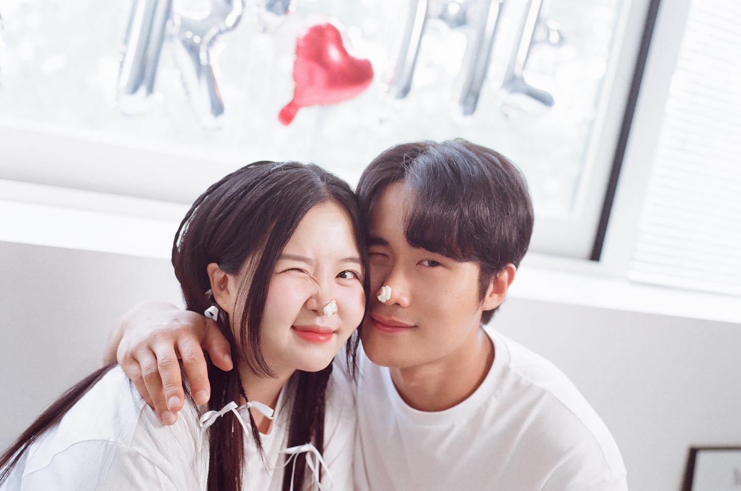 YES💍🤍

내 주변엔 항상 나를 진심으로 아끼고 사랑하는 사람들이 참 많다. 언제든지 연락해도 반갑게 맞이해주고 고마워해주는 마음들 덕에 여전히 부족함이 많은 나인데도 과분한 사랑을 많이 받고 있다. 이번 촬영 때도 함께 해준 동생 leesanghyun990305 상현이와 _gojun 준이오빠가 상현이랑 열심히 풍선 불고 준비해준 귀여운 이벤트.
나는 알게모르게 이런 소소한 이벤트와 컨셉을 정말 사랑하는 것 같다. 일이 바쁜 와중에 차곡차곡 하나씩 준비하면서 다 잘되어가고 있는 건 정말 내 주변 사람들 도움 덕이 커서 너무 감사하다. 나도 지금보다 더 많이 베풀면서 살아야지! 

부끄럽지만 피드에 사진 몇장 더 올려본다..! 

TMI : 원래 narysoprase 나영이가 전날에 촬영용 리본끈도 챙겨주고 케이크를 사준게 있었는데 아침에 부랴부랴 정신없이 나와서 놓고 오는 바람에 상현이가 미리 와서 우리 대신 케이크를 다시 사다줬다ㅋㅋ 나영아 고마워 케이크 넘 잘먹었어🎂 🍰