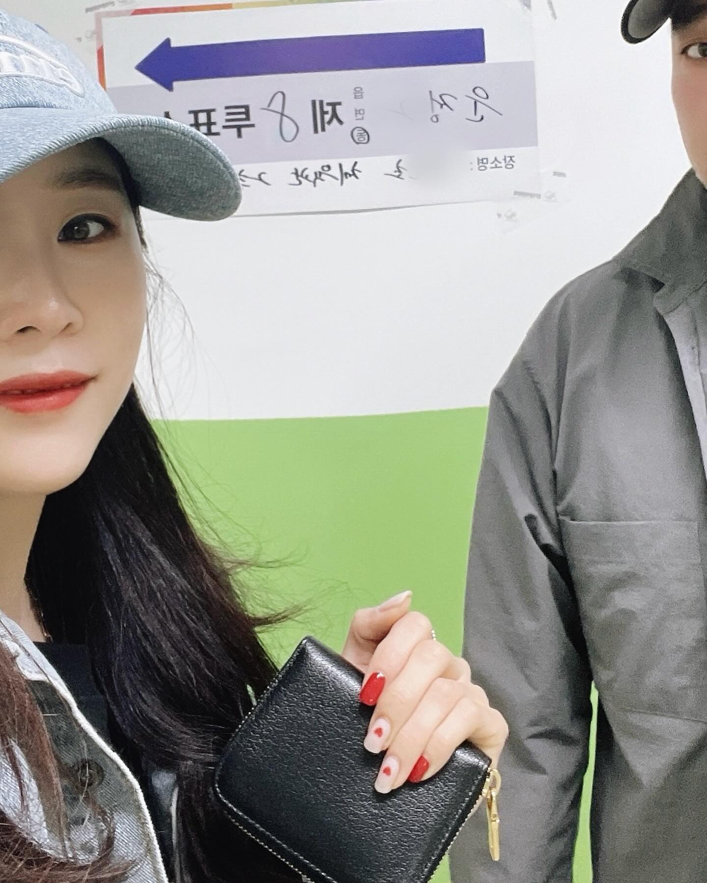.
.
몬생겼으니 반쪽만 나오기러 해요ㅎㅎ

준오빠는 중간고사가 코앞이라 
2시부터 8시까지 학원인데,
선거날 신난건 우리 둘째.
아침 9시에 혼자 나가서 같은반 친구들이랑 
점핑스파이더 오픈런으로 일빠 찍고 세시간 논다음
엄마없이 첫 마라탕을 잡수신후
투표하러간 학교 놀이터에서 발견ㅎㅎ
쫌 서운하다 너🙉
투표 뒷풀이(?)로 도윤이네랑 새로생긴 술집고고.
우왕 다 맛있어~!
항상 우리가 하는 얘기가 있지~
뭘먹느냐가 중요하기보단 누구와 먹느냐가 중요하다
해피타임❤️