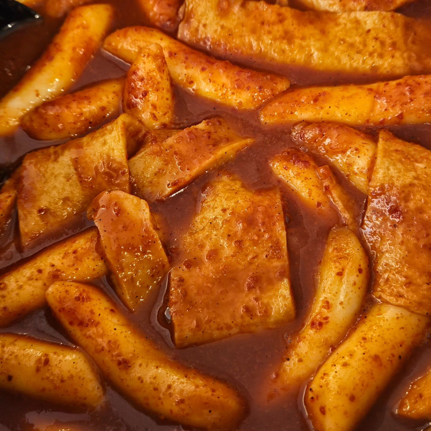 #엽떡밀키트 남은걸로 #떡볶이 만들어 주심 😆😋
소스 짭짤한데 매운맛에 중독되면 퍼먹는 날 발견한다 😅

점심은 #대구 에서 사 온 #빨간오뎅
빨간오뎅은 다진 마늘과 매운 양념 넣고 끓인 
달달한 국 스타일인데 이것도 위험한 육수 ㅎㅎ 

저녁은 매운 제육 🌶 
한 살 더 먹어서 위도 케어해줘야 하는데 ...
식후 레드향 꿀사과로 위장케어 🤣

#집콕 #맛있어 #먹팔 #맞팔 #엽떡 #엽기떡볶이 #떡볶이 #집밥 #koreanfood #foodie #spicy #food #yum #yummy #tasty #대구맛집 #제육볶음 #followforfollowback #koreanfood #followfollowfollow #followalways #followforlike #follow #followｍe #follow4like #선팔 #주말 #먹팔맞팔