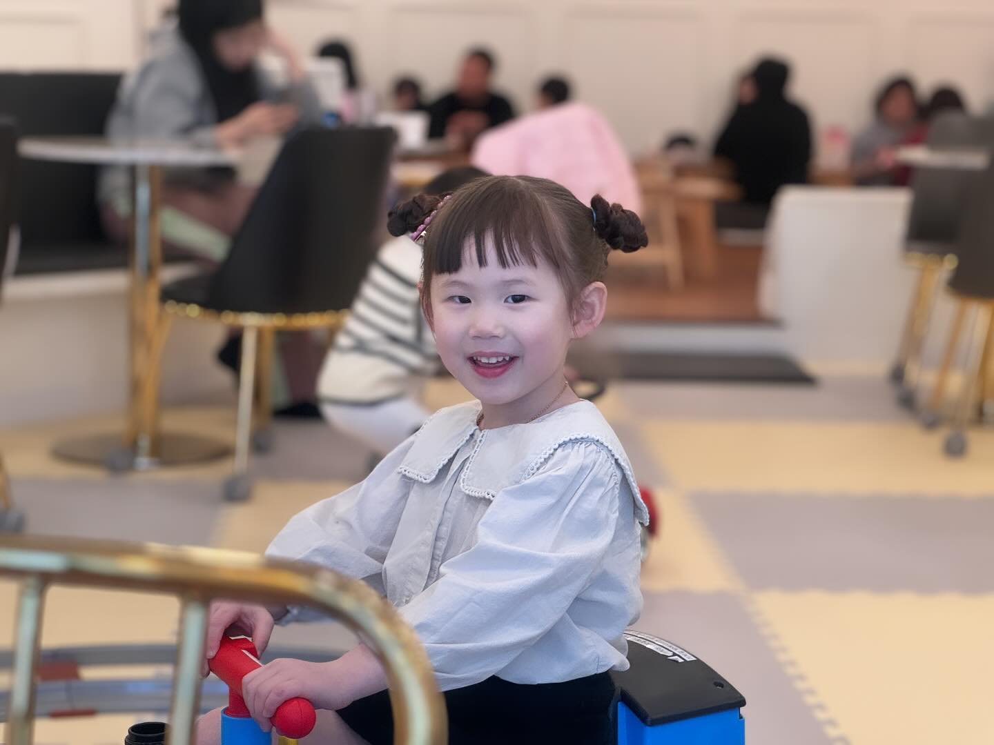 #연년생사남매

엄마 아빠 볼일이있어서 대구에 왔지만
보고싶다던 도아만나서 점심먹고 키카까지💓

오랜만에 만나서 반가웠오
다음에 또 만나자요❤️

맛있는 밥도 먹고 재미있게 놀고
생각보다 더 빠른 육퇴🫶🏻

다음번에는 사남매 완전체로 가볼게유👋🏻

#사남매네 #육아일상 #육아기록 #육아일기
#시윤_건우_주연_소율 #대구나들이 #대구놀러가기
#대구키즈카페 #육아맘 #남매맘 #연년생남매 
#연년생남매그램 #딸아들딸딸 #딸맘 #아들맘 
#딸셋 #딸셋맘그램 #아들하나 #일요일끝