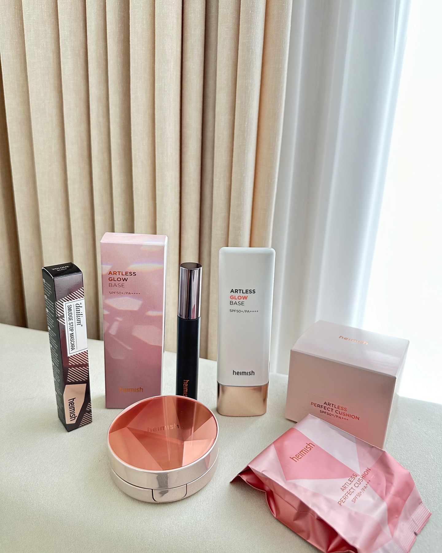 #광고
heimish_cosmetic 

촉촉한 피부표현과 속눈썹 강조 메이크업에
찰떡인 헤이미쉬 올리브영 추천템 소개해드려요!

* 아트리스 글로우 베이스
-피부 빛을 살려주는 글로우 효과
-풍부한 보습감으로 촉촉한 펄 베이스
-자극 없이 순한 글로우 베이스

* 아트리스 퍼펙트 쿠션 
-촉촉한 윤광 메이크업 완성
-수분을 지켜주는 특허 받은 모찌 쿠션
-자극 없이 순한 쿠션 팩트
-쿠션과 찰떡 궁합 루비셀 퍼프

* 데일리즘 스머지 스탑 마스카라 블랙 볼륨
-뭉침 걱정 없는 롱래쉬&볼륨 효과
-강력한 컬링, 뛰어난 지속력
-번짐 없는 미온수 클렌징
-원하는 눈매 연출을 위한 2가지 타입

피부는 진짜 물광효과 제대로,
속눈썹은 강력한 컬링 바짝!
올여름 헤이미쉬와 글로우 메이크업 해보셔요 ♥

#헤이미쉬 #올리브영 #올리브영추천템 #쿠션
#올영세일 #글로우베이스 #마스카라 #아트리스쿠션
#데일리즘스머지마스카라