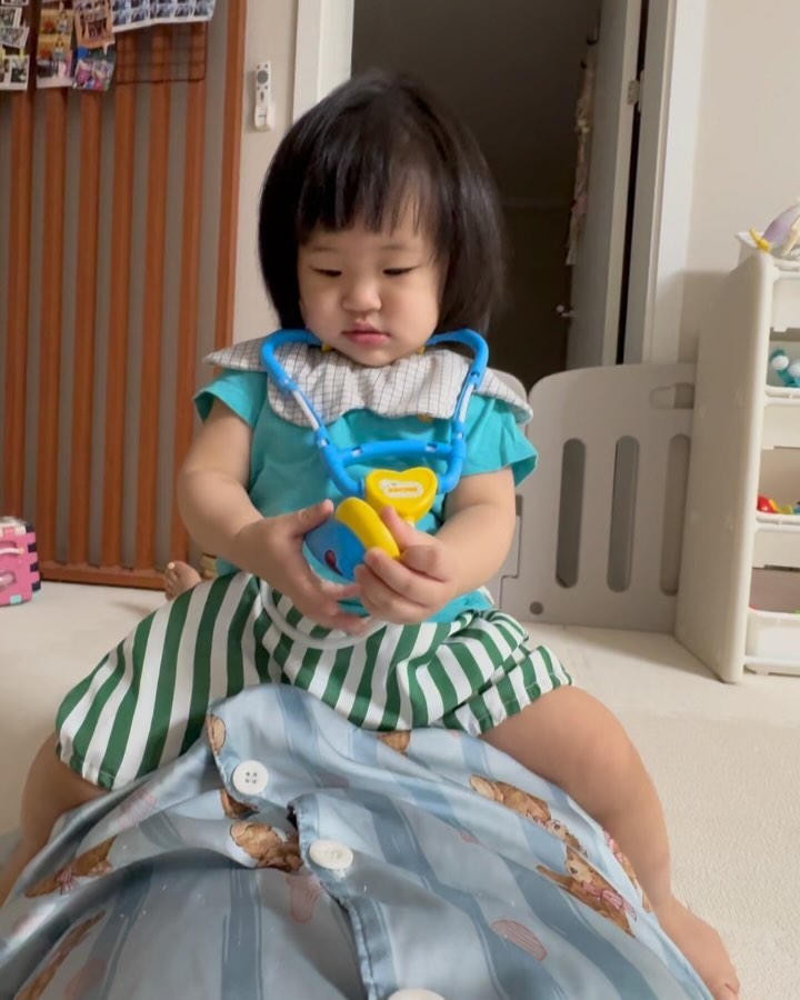 요즘 부쩍 의사놀이에 푹 빠진 효서☺️
콧물 줄줄 흘리는 의사선생님 돌치레없이 아직 무사히 넘어가고있지만
언제 아플지 몰라 긴장하구있는 엄마댜🤯
아프디말댜 이효뎌ㅠㅠ🫶🏻