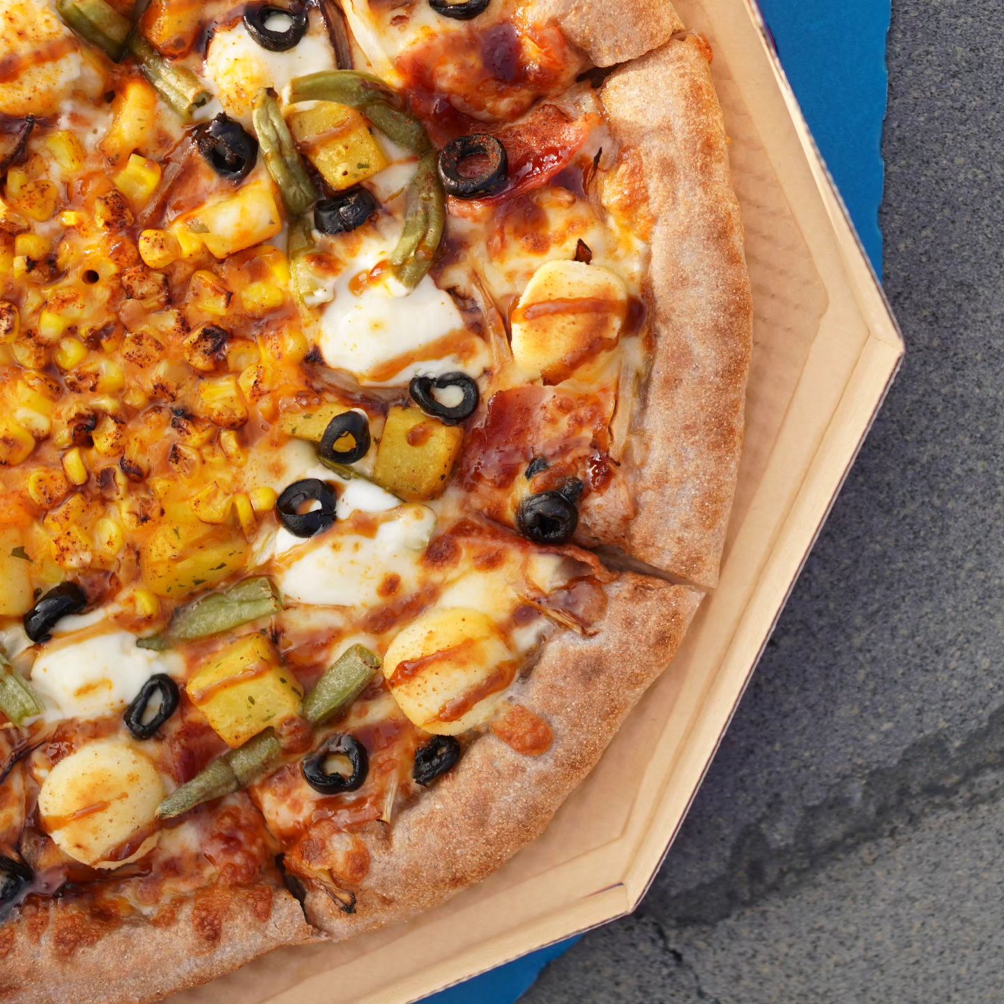 #협찬 7번가피자 신메뉴! 🍕
크림치즈볼피자를 제주 바다를 바라보며 맛 볼 줄이야..
바닷바람과 함께 먹어서 그런가 더 맛난다 😭
옥수수콘도 듬뿍 크림치즈도 듬뿍 크림피즈볼은 하나씩!
부드럽고 진한 크림치즈에 곡물도우의 쫄깃함까지!
.
.
아이들은 뛰어놀며,
꽃게 구경에 정신이 없고..
.
.
너무 맛나게 먹어서...
서울가서 엄마도 사줄꺼다..
.
.
#7번가피자신제주점 #7번가피자 #크림치즈볼피자 #그릴닭다리살 #공항근처피자추천 #노형타워근처피자맛집 #이호피자추천 #도두피자추천 #피자맛집 #피자스타그램
