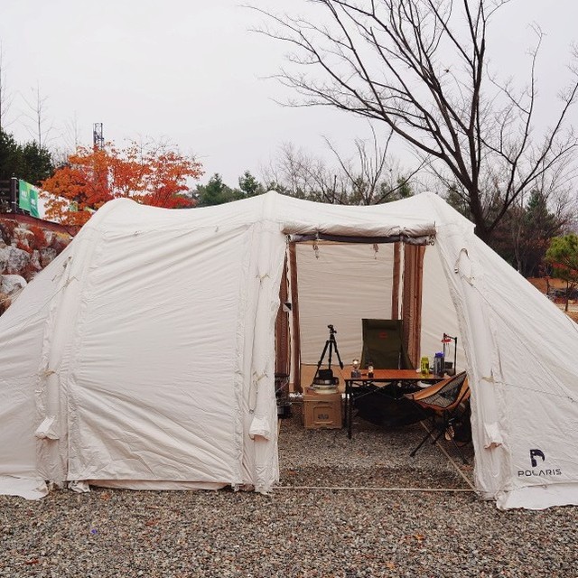 여자 혼자서도 설치할 수 있는
대형 에어텐트!ㅎㅎ
전동 에어 펌프쓰니까 혼자서 가능.

✅ 크기: 660 x 370 x 210cm
✅ 무게: 약 19kg

이너텐트 쓰면 리빙쉘처럼,
걷어내면 넓은 쉘터로 사용해요 :)
전용 이너텐트도 있답니다.

폴리/옥스포드 소재로
가볍지만 튼튼하고,
비가와도 관리하기 좋아요~

사계절, 동계 캠핑 장박용으로도 추천!

#협찬 #폴라리스 #폴라리스A3 #에어텐트추천