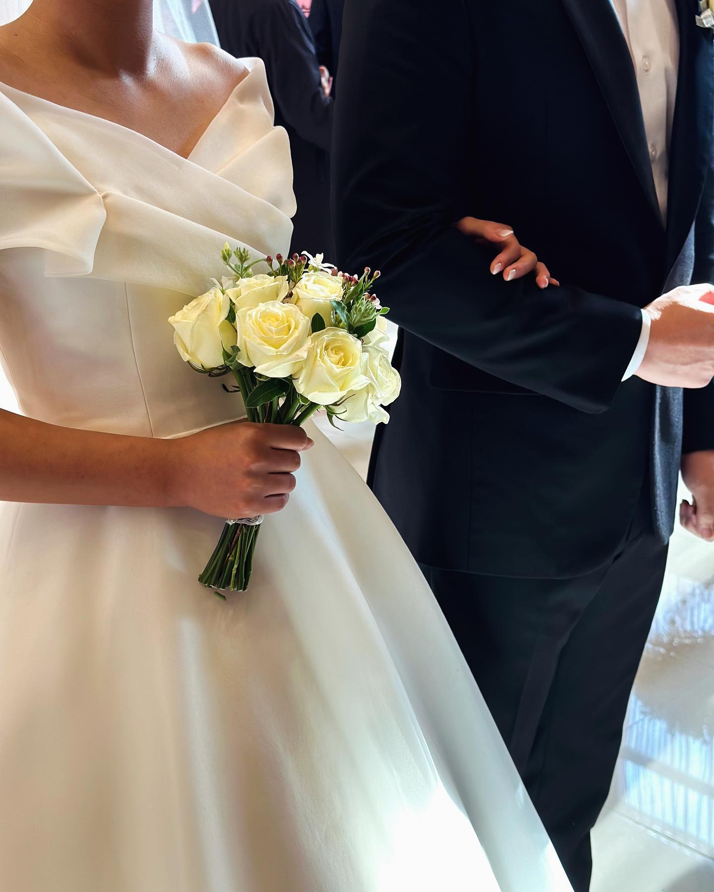 오빠랑 한 번 더 하고싶은 결혼식👩‍❤️‍👨

오빠는 더 못할 것 같다고 했지만
나는 또 하고싶을 정도로 
너무 행복했던 결혼식이었다💗

본식 사진 하나하나 정리하면서
다시 결혼식 때를 생각하면
모든게 은혜이고, 감사했다 • ◡ •

메인 스냅을 선택하지 않았었지만,
본식을 앞두고 고민 끝에 선택했던 아이폰 스냅!

작가님들이 결혼식 사진을 
바로 당일날 1,200장이나 모두 보내주셔서
하나하나 보면서 지금까지 계속 행복해 하는중💗

대기실에서 부터 결혼식이 끝날 때까지
2시간동안 “예쁘다❤️ 너무 좋다❤️” 를 말해주며
예쁜 사진을 정말 많이 담아주신 
mong_geur_snap monggle_snap 몽글스냅☁️❤️
감사합니다🙇‍♀️🙇‍♂️

#몽글스냅 #아이폰스냅 #결혼식 #스냅사진 #스냅 #결혼준비 
#스냅촬영 #결혼식스냅 #스냅추천