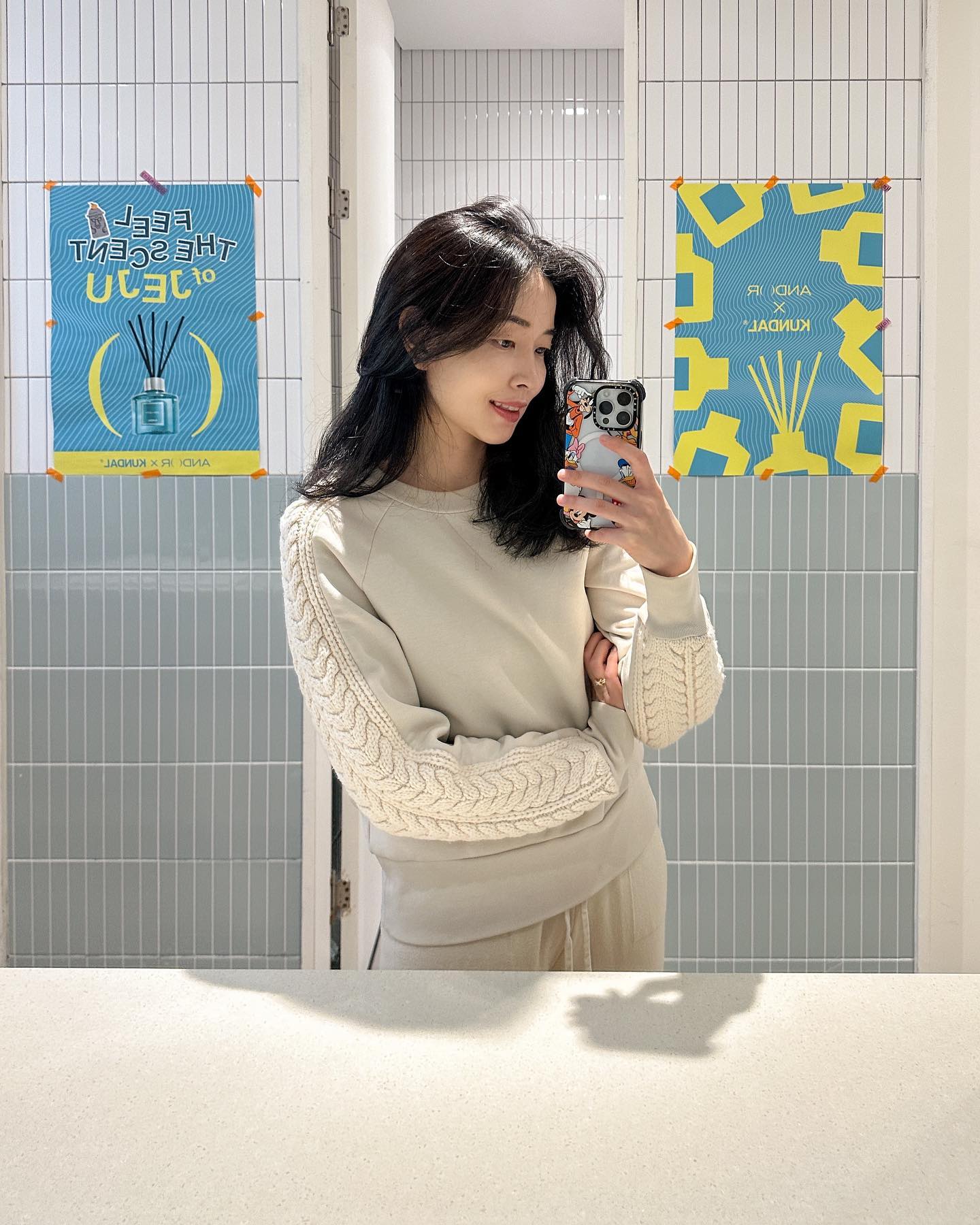 ♥️ 갑분 거울셀카를 찍은 이유?🙄

요즘 부쩍 많이 컸다고 느끼는 또봄인데,
이 날도 그랬어요.

카페에서 잘 놀다가 화장실 간다고 해서 앉혀줬더니
엄마 나가있으래요-🤷‍♀️
혼자 할 수 있다면서요😲

언제는 엄마 옆에 앉아서 노래 불러줘, 책 읽어줘 하더니👀✨
그렇게 갑자기 쫓겨난(?) 후 찍게 된 거울셀카..🤣

𝐍𝐨𝟐. 요즘 또 치카치카도 예외가 아니구요?

요즘엔 필요한게 높은곳에 있으면 낮은 의자 끌고와서
컵도 꺼내고, 정수기물도 따라마시고, 방 불도 키고 그래요 ㅋㅋ

𝐍𝐨𝟑. 급기야는 필요한걸 해내는걸 넘어서서 일을 만들어내기도🫢
👦🏻나 일할게 있어! 라면서
노트북 가지고 아빠처럼 일하는 척도 하고,
장난감 망치들고 벽 톡톡 두들기면서 점검하고 뿌듯해하는
(이건 어디서 보고 배운지 모르겠음ㅋㅋ)또봄이.

아마도 자주성이 눈에 띄게 발달하는 시기인것 같아요-
더 어릴때도 이런 비슷한 시기가 있었던 것 같은데
그때는 마음만 앞서서 더 서툰 모습이었다면,
지금은 그래도 얼추 비슷하게 성공해내고 있어요🙌🏼

물론 그때도 지금도 엄마는 인내심을 갖고 기다려주지만요🙃
#육아는인내의연속 
#엄마는육아중 

#33개월아들 
#🐮또봄33개월