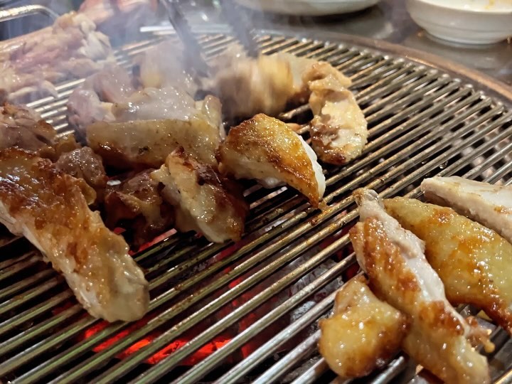 #촌애산닭구이 #상무지구 #숯불닭구이 #🍗ㅎㅎㅎ

맛집이라구 추천 받아서 왔는데 야들야들 #닭구이 대박 ㅎㅎ

에피타이저 #닭육회 #닭가슴살샐러드 #닭간 ㅎㅎ #닭곰탕 까지 ㅋㅋ #닭코스요리 당 ㅎㅎㅎㅎㅎㅎㅎㅎㅎㅎㅎ

신선 닭육회 왕 고소, 별미 간에 벌써 소주 1병 ㅋㅋㅋ 닭곰탕에 또 #소주 한병 ㅋㅋㅋㅋㅋㅋㅋㅋㅋㅋ 본격적으로 닭구이랑 #묵은지 #생강 #깻잎 #콩나물무침 찬들 다 완전 대박 깻잎 3번 리필 ㅋㅋㅋㅋㅋㅋㅋㅋㅋㅋ 하이라이트 매콤불닭소스 완전 최애 소스당 ㅠㅠ 

입구에 #붕어빵 ㅋㅋㅋㅋㅋㅋㅋㅋ 단팥, 완두, 슈크림 
올해 첫 붕어빵빵 ㅎㅎㅎ 후식까지 완벽하당 ㅋㅋㅋㅋㅋㅋㅋㅋ
#또갈집 ㅎㅎㅎ

.
#광주 #광주맛집 #상무지구맛집 #광주닭구이 #광주상무역맛집 #광주서구맛집 #상무역 #맛집 #맛스타그램