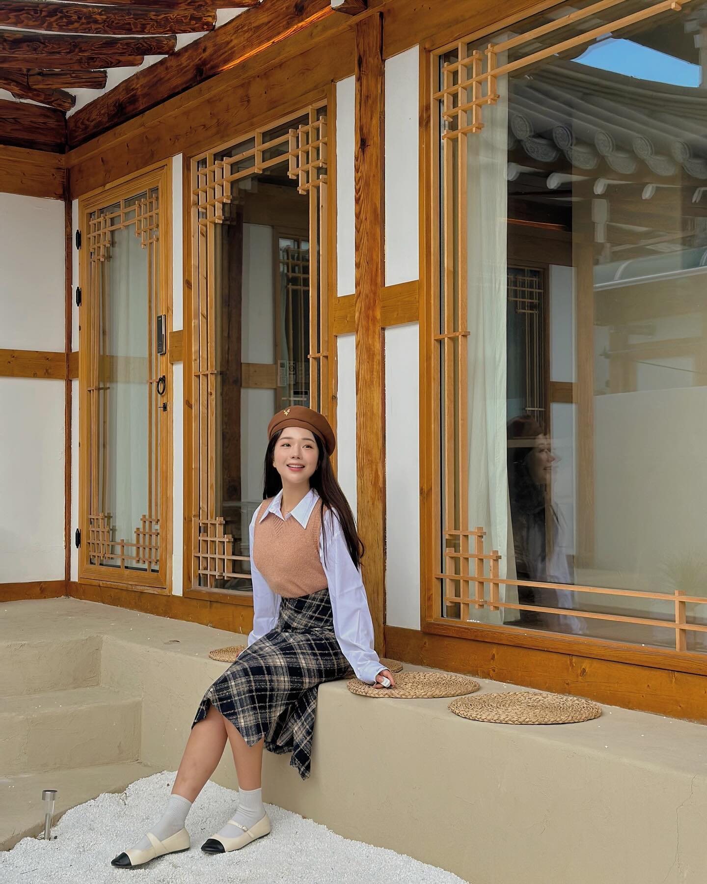 아마 여행중에 셔츠입은 거 처음보실걸요? #광고 

셔츠러버인 제가 그동안 셔츠를 못입었던 이유
캐리어에 넣으면 아무리 잘 개어도 구겨지기 때문이죠🥲
그런던 중 #시티브리즈 (citybreeze_official )의
링클프리 셔츠 시리즈를 만나서 광명 찾았습니다..!

두 번째 사진 보시면 제 이니셜까지 소매에 새겨주신 센스🕊️💙
‘링클 프리 베이직 셔츠’는 구김이 적어 관리가 편해요
세미 오버핏이라서 바지에 입어도 여리여리 예쁘더라고요?

저는 니트조끼에 코듀로이소재스커트를 매치했는데
확실히 셔츠가 추가되니 다채로운 여행룩이 만들어지더라고요
앞으로 제 여행콘텐츠는 조금 더 알록달록해질 예정
한달정도 남은 올해내내 열일할테니 지켜봐주세요💙
여러분의 12월도 행복이 가득하길 기원합니다

#시티드리머 #citybreeze #citydreamer 
#여자셔츠 #여자셔츠코디 #여자셔츠추천 #링클프리셔츠 #링클프리 #여행코디 #여행코디추천