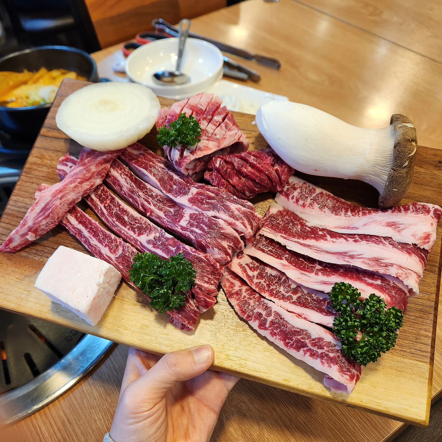 .
집에서 멀지 않은 곳에 소고기 맛집 아니, 대전한우맛집을 발견했다
이런 곳은 널리 알려져야해~~~~~
나중에 부모님 대전오시면 모시고 가고 싶을 정도로 만족스러웠고 조만간 소고기가 먹고싶을때 또 갈 것 같음><

#타향골
대전 중구 중교로 7-17 1층 / 대흥동 502-5
월요일~토요일 10:30~21:30 (BT 14:00~17:00, LO 21:00)
매주 일요일 휴무
전용 주차장 있음