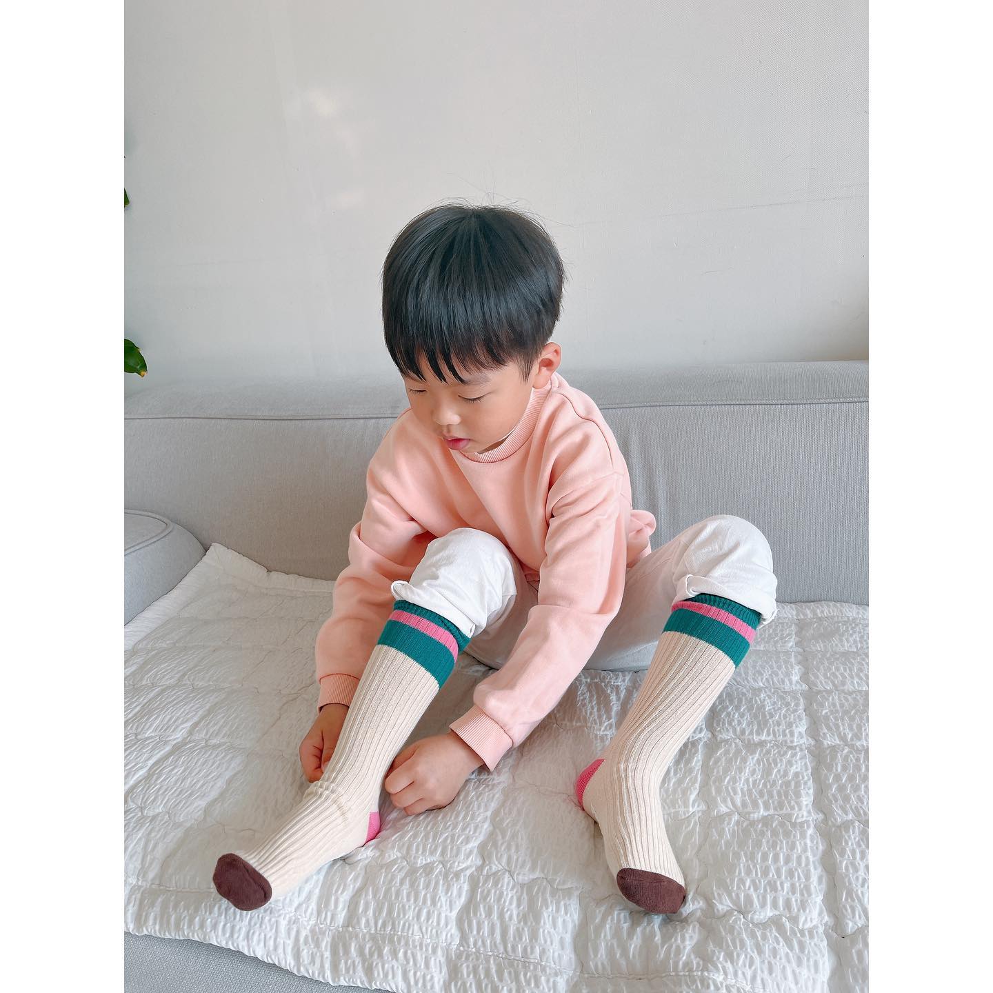 #협찬
.
#아이주도양말 이라는 별명에 딱 맞게 달땡이 혼자서도 잘 신는 #폴프렌즈 #아동양말 🧦
건조기 돌려도 무적이고 #미끄럼방지 도 되어 있어서 넘 좋다!
디자인도 완전 내서타일~ 이뿨이뿨😍
.
운동화 200신는 달땡이는 k사이즈 신어용!
k사이즈가 190-250mm이라 애미도 같이 신지요😄
.
올리브영 온 오프라인 매장에 입점되어 있으니 구경해보세요🖤
.
.
.
paul_frenz 
#paulfrenz #폴프랜즈
#아기양말 #유아양말 #원사이즈양말