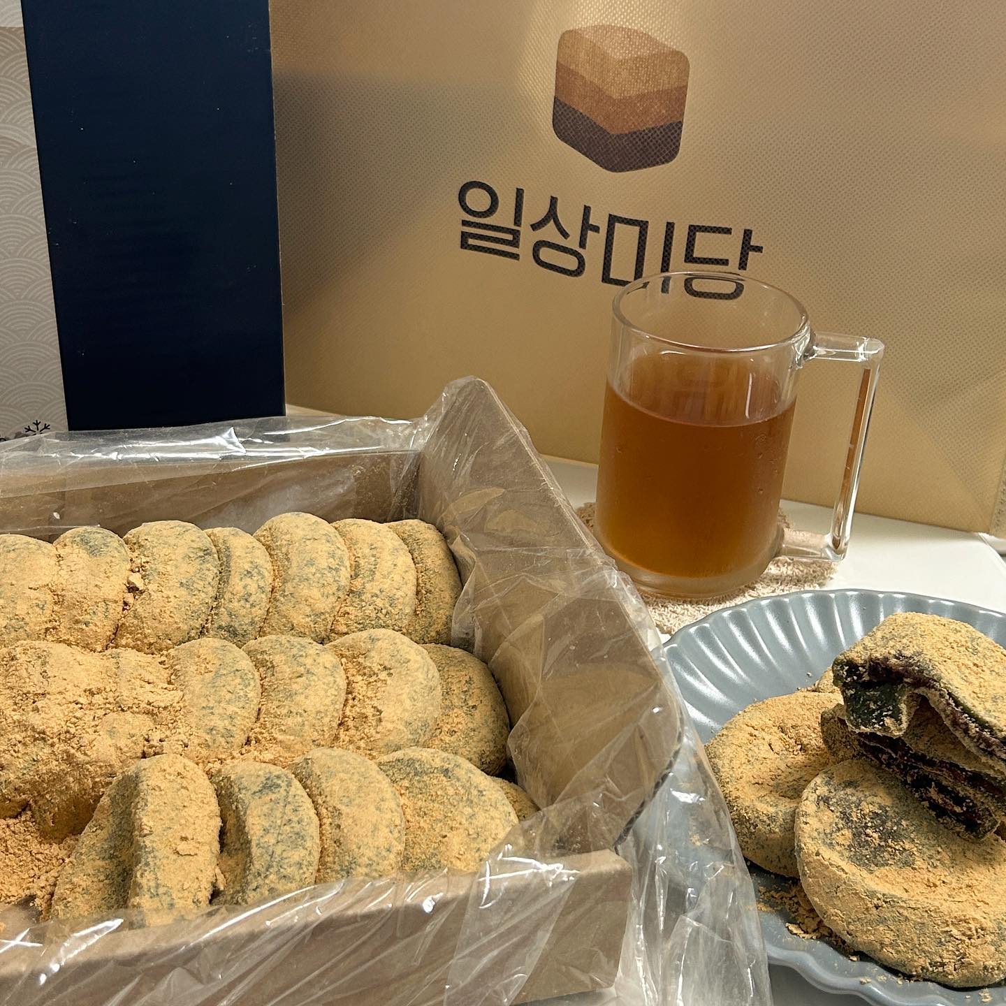 #슬꿀맛집_배송 
#일상미당 

떡돌이 떡순이분들 간식으로도 추석 선물로도 너무 좋은 일상미당 소개드려요❤️

쫄깃한 쑥떡안에 달콤한 팥앙금이 가득한 떡에 고소한 콩고물이 가득한 떡이에요💚

냉동보관으로 오래 보관도 가능해서 넉넉히 주문해서 먹기도 너무 좋을듯해요👍🏻

선물세트는 개별포장으로 되어 더욱더 먹기 좋답니다🔥

9월 한가위맞이 고객감사 이벤트가 진행중이라고 하니 놓치면 안되겠죠🙌🏻
-추석선물세트 구매 고객 중 랜덤 추첨 하여 상품 증정 (일상미당 스토어 알림받기 필수) > 5명에게 5만원 상품권 

🌷제품 링크
https://smartstore.naver.com/lifericehome/products/9014763376

#추석선물 #추석선물추천 #떡맛집추천 #간식떡 #쑥떡맛집 #인절미맛집 #택배간식추천 #협찬문의 #협찬문의dm #협업문의 #먹스타그램