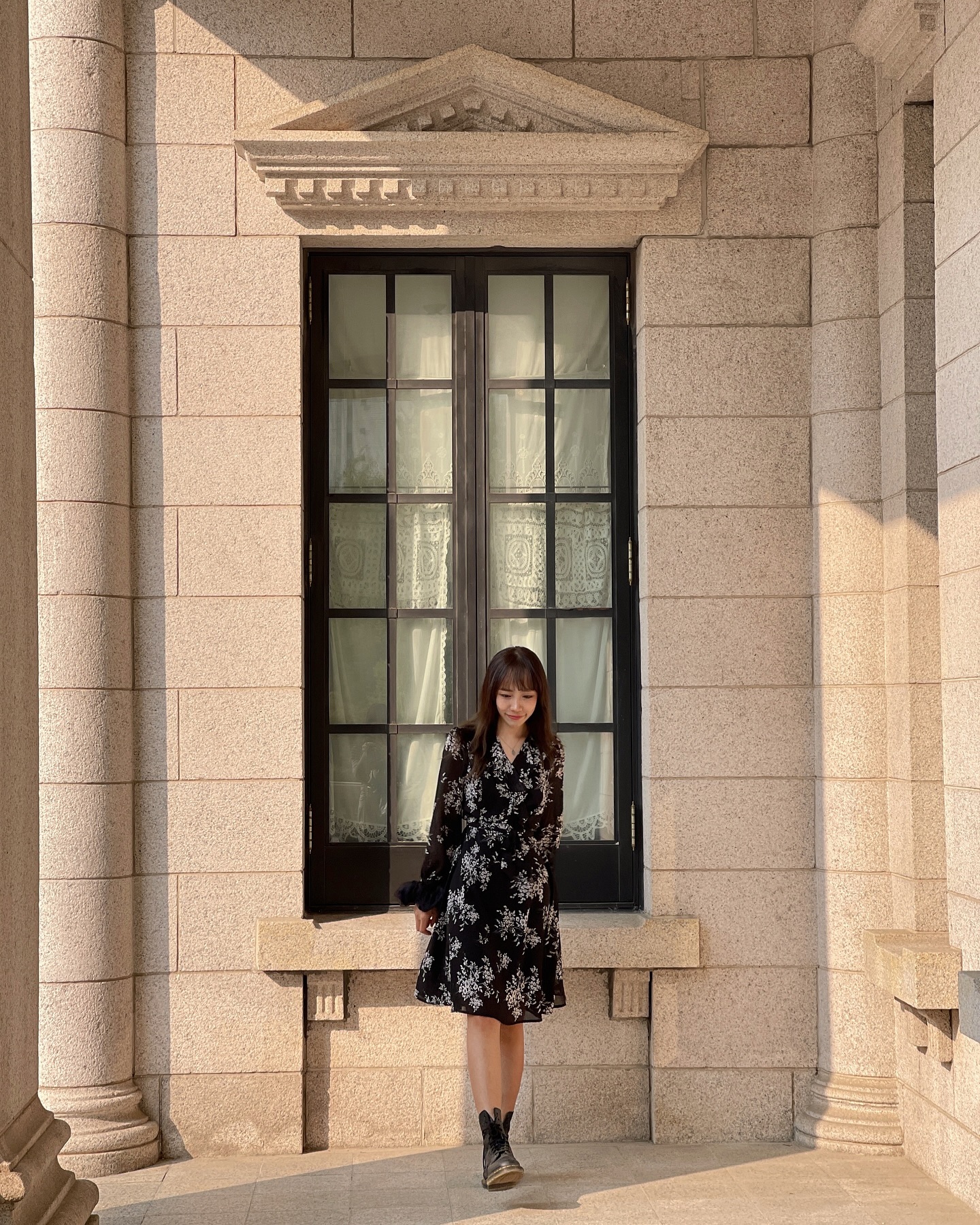 예쁜 덕수궁 돈덕전 다녀왔어요🫶🏻
날씨 좋은 날, 예쁘게 물들어가는 단풍들 보며
가을 만끽하기! 새삼 예뻤던 궁 구석구석😌
 
미키마우스 콜라보 전시 둘러보고 나왔는데
요거 하나만 보긴 아쉬우니까 덕수궁 산책하고
덕수궁입구 옆 줄서는 와플맛집에서 와플, 커피들고
돌담길 걷기필수! 은행잎 노랗게 물들면 또 가야지
주말에 덕수궁 데이트 다녀오세요💓