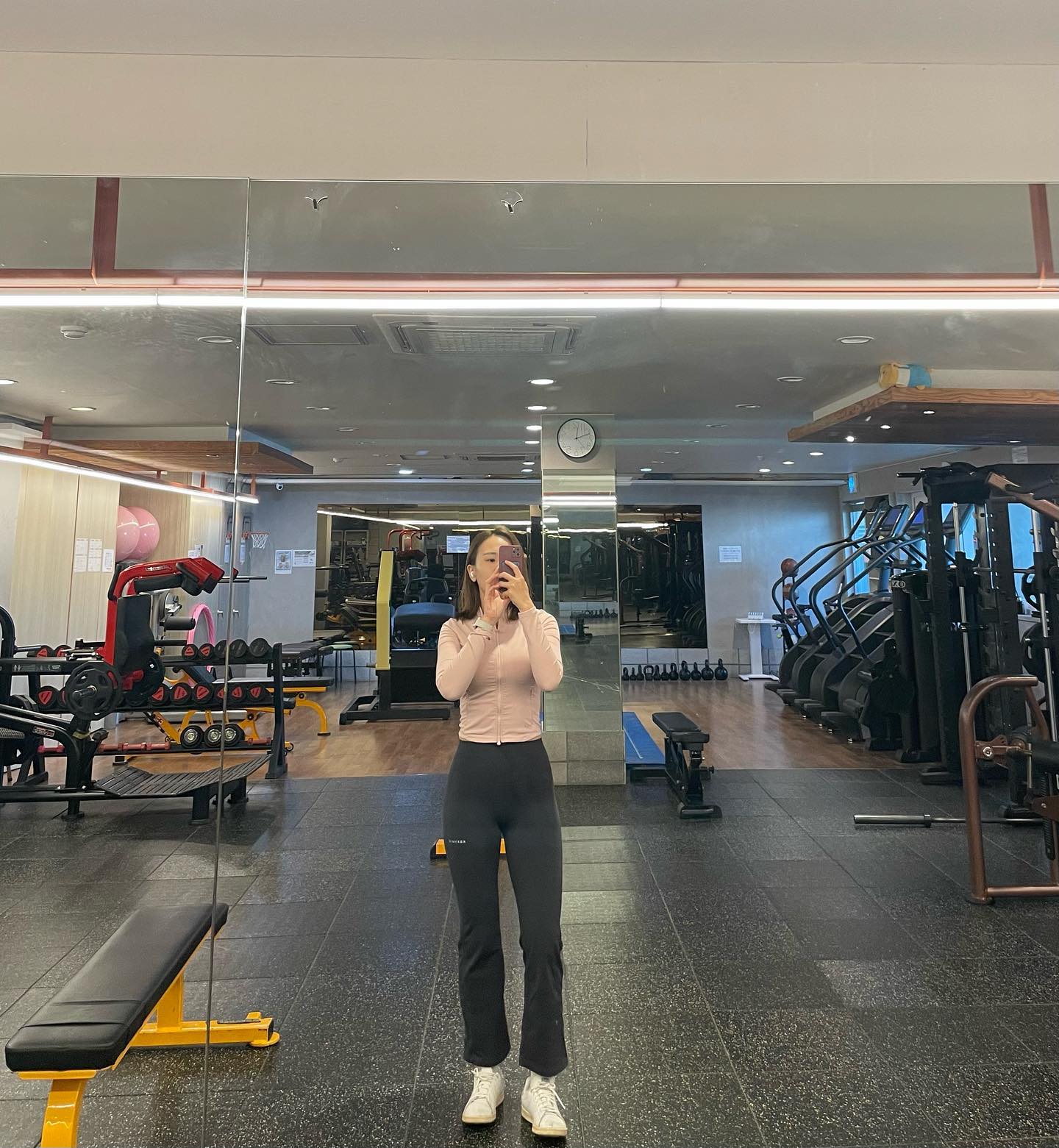 저 돌아와써요😎 
정말 매일매일 먹방의 연속🤣계속 살찌다가 왔답니다
오랜만에 하체완❤️ 다들 즐거운 주말 보내세요🥰