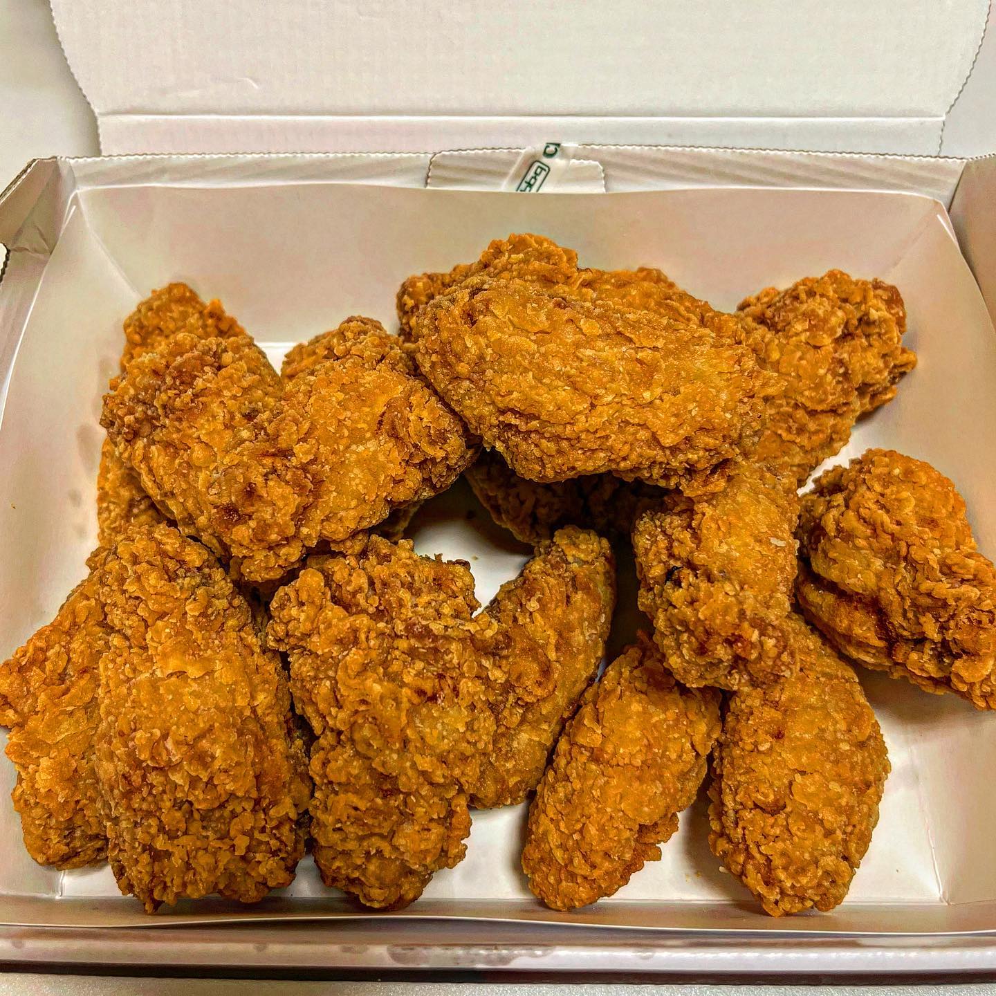 ✔️bbq 치킨

핫황금올리브 치킨인줄알고 시켰는데 매콤한 맛이안났음.. 핫이 아닌가봄 바삭하고 맛있긴하나 매콤을 원했기에 별루였다
Bbq는 무조건 핫황금올리브 ㅠㅠ

찍이가 조아하는 자메이카
한마리만 먹다가 반마리는 처음 시켜봤는데 독특한맛이 나긴하는데 맛있긴한듯 

치킨 시킬때마다 점점 양이 줄어드는 느낌 ㅜㅜㅜ 

▪️황금올리브치킨 핫윙 20,000
▪️자메이카  통다리구이 반마리
12,000

.
.
.
#먹스타융_인천
#먹스타융_주안