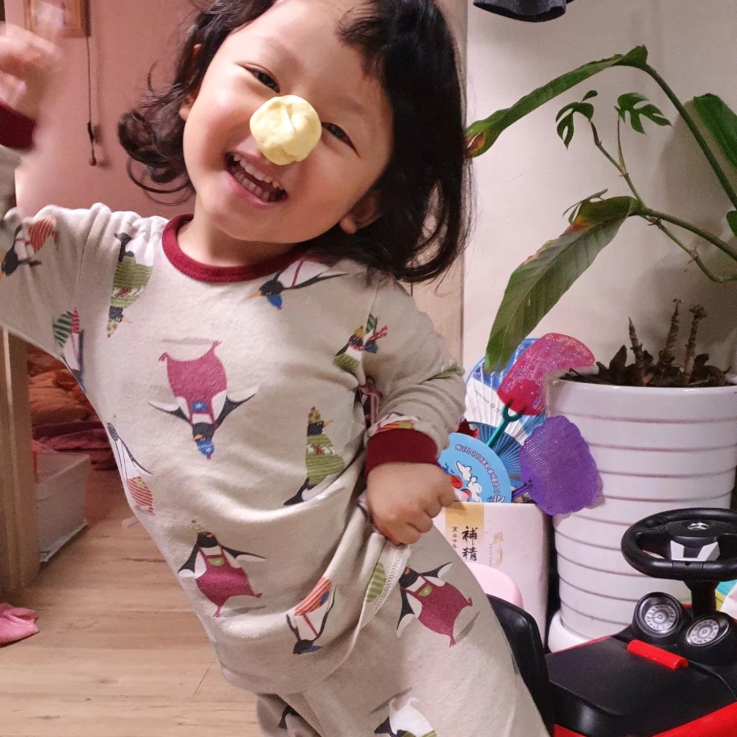 ❤
2022.01👼🏻(밀린피드 업뎃시작!)
친정집에서 아가들과 함께보낼때면
집에서보다 더 많이 해주고싶고

호떡만들기도 같이해보며
직접 만들어먹는 재미도 알려주고
시간촉박해서 병원갈때 바로 집가려고
내복에 외투만 입혀나왔는데😅
계획하지않았던 키즈카페가서
우리 아가들 신나게 놀고😆
(따습게 입힐걸 잘못했네 잘못했어😢)

언니야와 함께하는건 모든지 재미있는 둘째🧡

쇼핑카트 좋아하는 4살 37개월 18일차
20개월차이나는 동생 카트에 태우고 다니는데
그모습이 어찌 사랑이 아닐수 있으랴😍

#벌써2022년
#내시간은일년전
#임산부3개월차
#셋째임신
#이제는나도
#다둥이맘
#둘이노는것만봐도
#웃으며보내는많은날들🧡