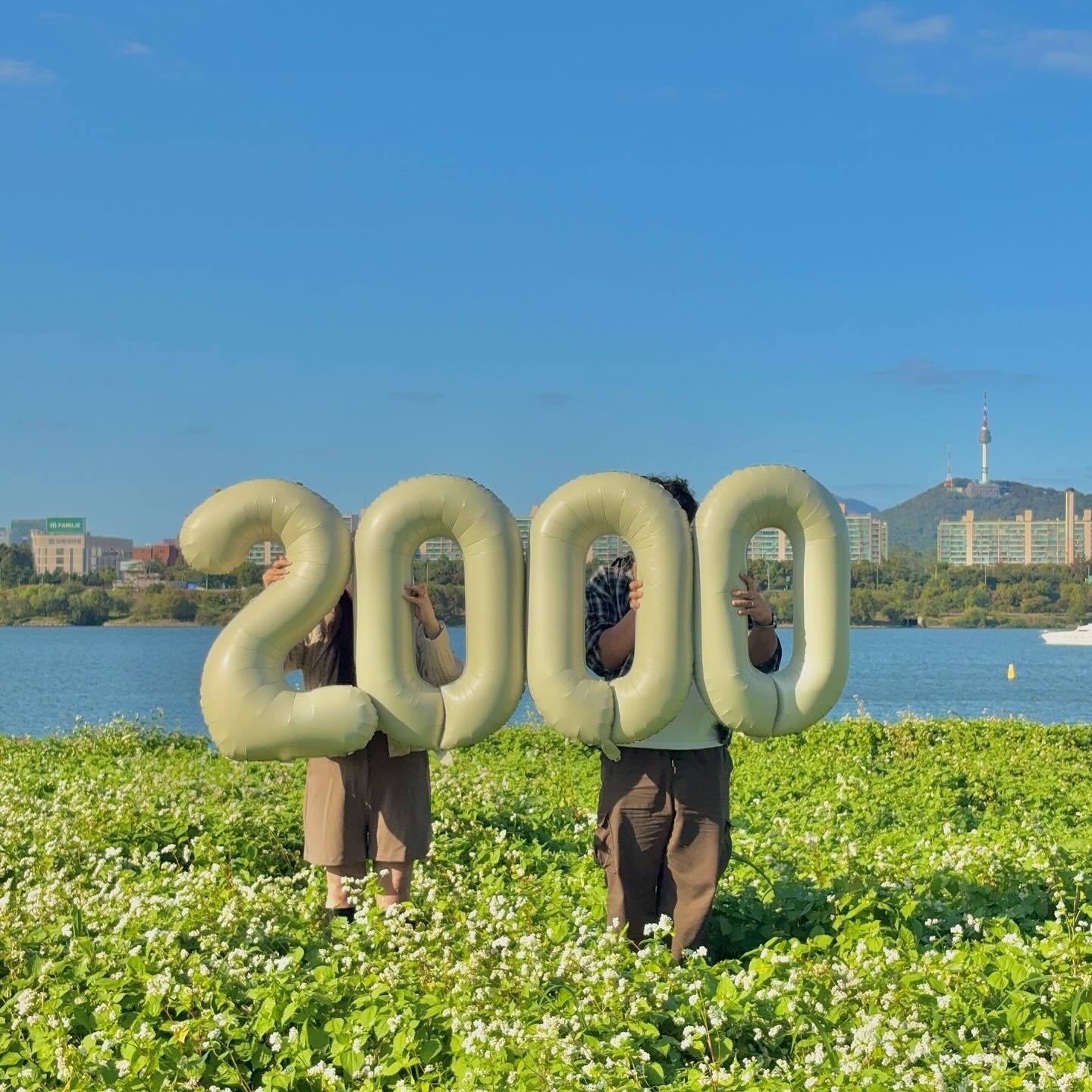 #2000일

애닳고 들끓지 않아도
평생을 맘 속 깊은 난로에
군불 때우듯 따뜻할 우리