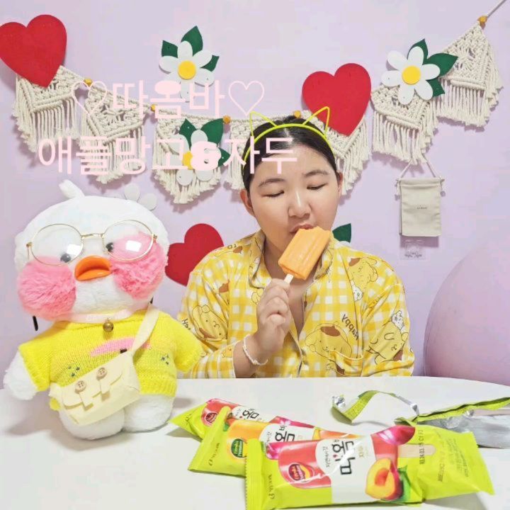 #협찬
[빙그레]
따옴바🍭
애플망고&자두🥭

자두맛은 CU!
애플망고맛은 GS25!

주말에 샤🎀랑 날씨좋아 동네산책하며 먹어보고 싶었던
"따옴바"를 털어왔지요😁

무광&유광조합 패키지부터
신경쓴 티가 팍팍!✌️

과일 다이스가 들어가 과육이 눈에 보이고,
씹히는 맛이 너무 재밌다고💓

비타민c 일일권장량이 함유되어 있는데다가
과일 본연의 맛이라 고급고급👍

냉동실에 가득 있으니 학교끝나고
하나씩 챙겨먹장😘

#정시아😘
#샤샤공주👑
#정샤💓
#정베비👶 #주니어 #주니어모델 #주니어뷰티 #초딩 #사랑스러운
#초등일상
#따옴바 #따옴바아이스크림 #빙그레아이스크림 #아이스크림 #과일아이스크림 #신상아이스크림 #따옴 #따옴바자두 #따옴바애플망고