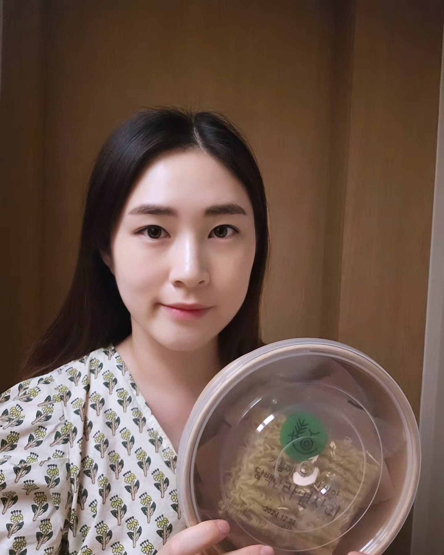 #협찬 #모두담라볶이밀키트 

✨️ 요새는 간편한 밀키트가 대세예요! 저도 밀키트를 자주 찾게되는데 간편하게 전자레인지로 먹을 수 있어 좋아요~ 상온보관으로 냉장고 자리 걱정없고 어디든 가지고 다닐 수 있어 편리합니다👍

라면사리는 반건조 상태로 쫄깃하고 면이 불지 않아 먹기 좋았어요💕 밀떡도 쫄깃하고 식감도 좋아 아이가 특히 맛있게 먹었어요😍

▪️밀키트 내용물이 담긴 동그란 통은 나우보일의 하이브리드 친환경 종이냄비라서 냄비에 내용물을 넣고 전자레인지나 인덕션으로 바로 조리가 가능하기 때문에 간편해서 좋아요!

▪️나우보일의 종이냄비는 특허 받은 냄비 구조로 100% 국내 기술력을 활용하여 전자레인지나 인덕션에 사용 가능한 친환경 종이 냄비예요! 

▪️식품 사용 안전 검사 통과와 16가지 유해성분 검사에서 불검출 및 적합 판정을 받아서 환경 호르몬을 걱정하지 않고 조리가 가능해요!

▪️면은 튀긴 면이 아니고 특수 공법으로 제조된 반건조 면으로 방부제 처리 없이 상온 보관이 가능한 제품이예요!

▪️반건조 면이라 말랑한 식감으로 어린 아이들부터 연세가 많으신 어르신 분들까지 편하게 섭취가 가능해요!

▪️캠핑이나 글램핑 갈 때 무거운 냄비 대신 이 밀키트 하나만 들고 가면 간단하게 조리가 가능해서 편하고 총 245g으로 한끼 식사로 배부르게 먹을 수 있어요!

✨️사이트 URL✨️

https://smartstore.naver.com/nowboil

#모두담라볶이밀키트 #모두담캠핑밀키트 #모두담글램핑밀키트
#모두담 #라볶이 #모두담라볶이 #나우보일 #하이브리드종이냄비 #한강라면 #편의점종이냄비 #간편식 #떡볶이 #즉석떡볶이 #즉석라면