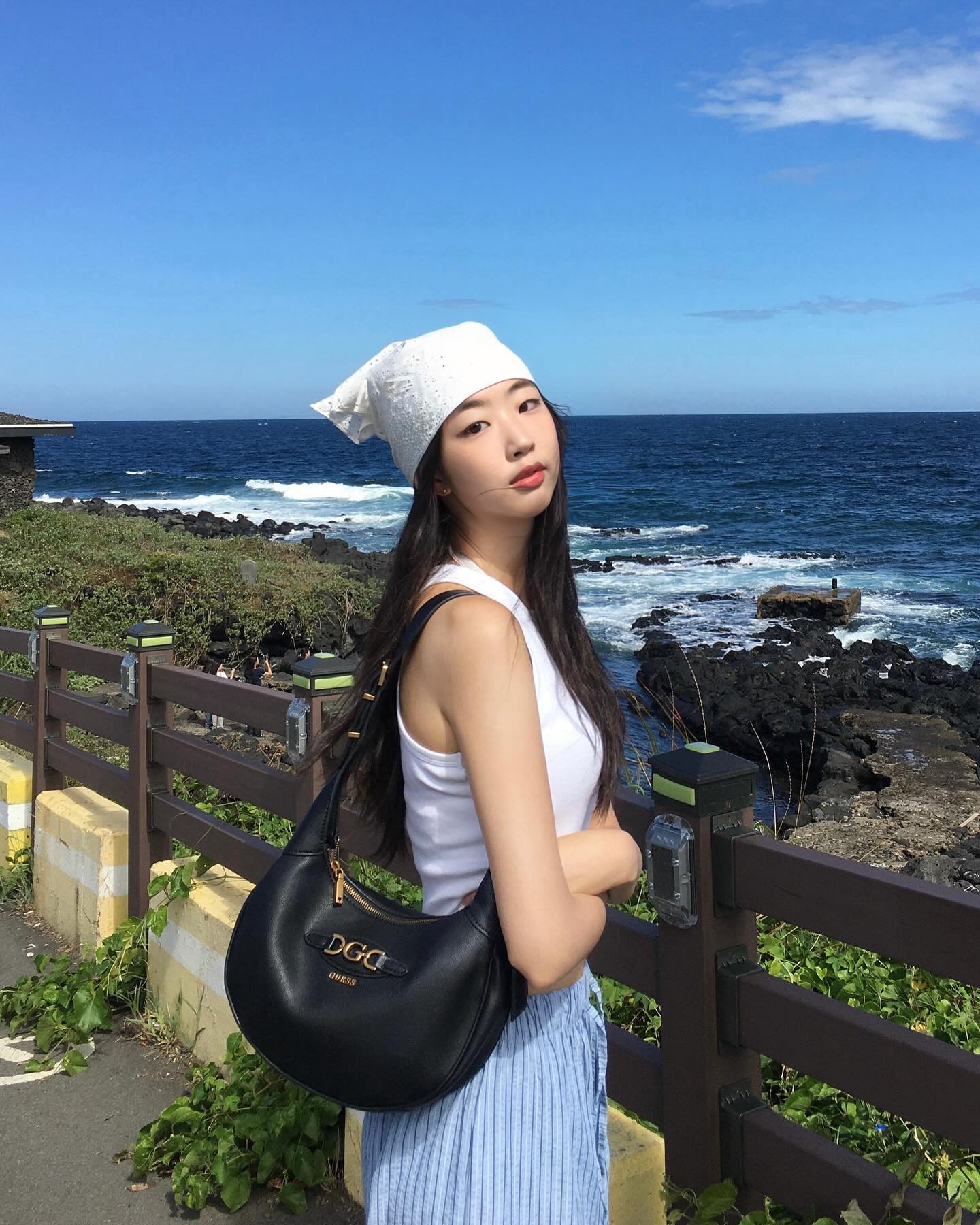 #제품협찬 24F/W 시즌 guess 에서 새롭게 선보이는 호보백을 여름에 먼저 만나봤습니다🖤

반달모양의 라운드 형태로 심플한 디자인이 너무 마음에 들었어요

기존 호보백보다 사이즈도 커서 여행 내내 보조배터리, 화장품, 얇은 가디건과 카메라까지 가득 넣어다닐 수 있었어요🎵

#게스 #guess #말바호보백 #호보백 #게스반달백 #게스핸드백 #게스가방 #가방 #가방추천