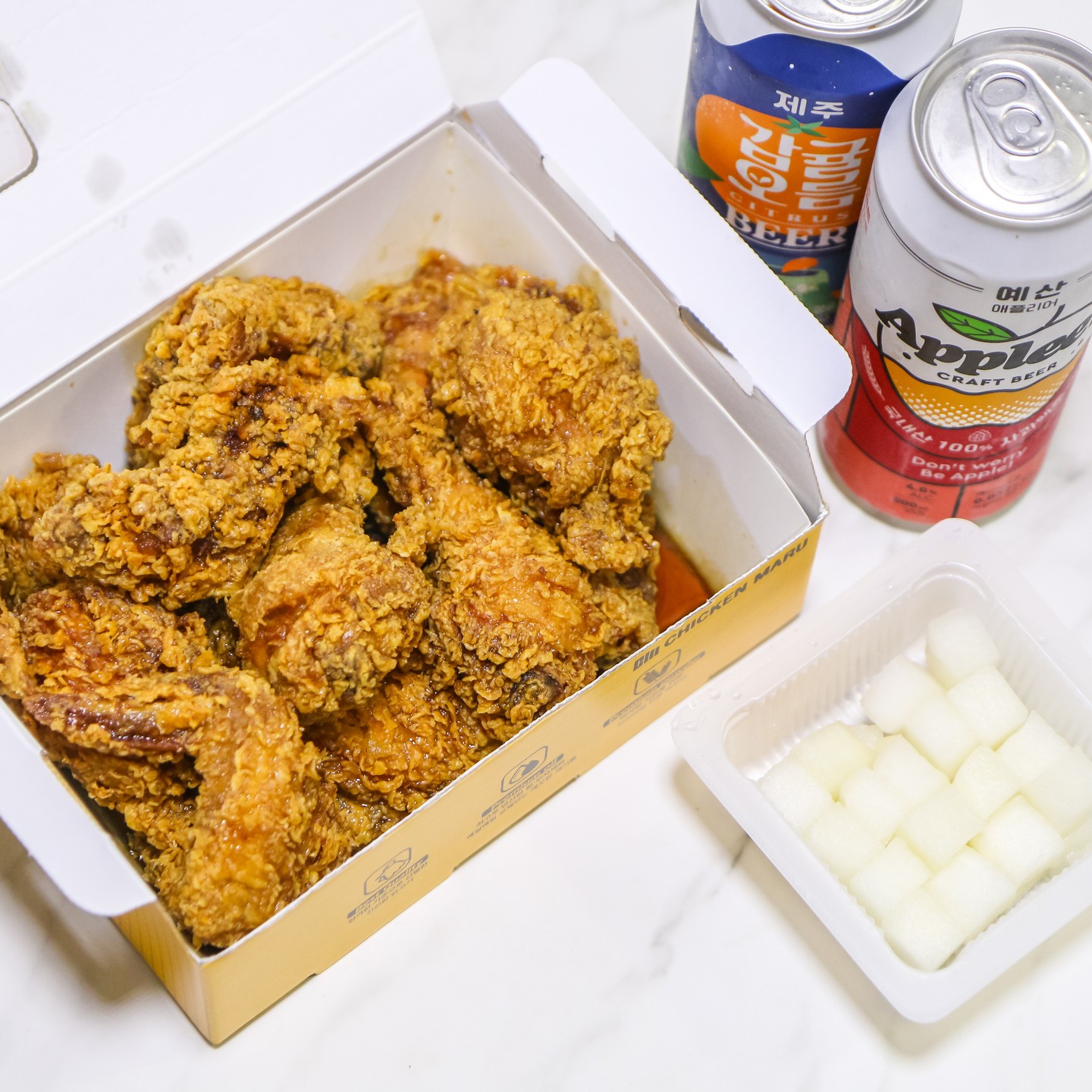 _
🍗 치킨마루 현대시장점
🍗 치킨마루 마늘간장

이번에 다녀온 매장은 봉천역, 서울대입구역에서 접근성 좋은 '치킨마루 현대시장점' 되겠습니다. 봉천동 현대시장과 가깝게 위치하고 있으니 동네 주민분들이 접근성 좋게 이용하기 좋은 매장이 아닐까 생각합니다😊

게다가 방문 포장을 하면 4,000원 할인된 가격에 푸짐한 양의 치킨을 즐길 수 있으니 가성비 좋은 치킨 브랜드를 찾는다면 해당 브랜드 및 매장이 정말 좋은 선택지가 되지 않을까 생각합니다😘

얼마 전 치킨마루 쏘이츄를 정말 맛나게 맛보고 마늘간장은 어떤 차이가 있을지 궁금해서 포장을 해봤습니다. 소울푸드가 치킨이고 가장 좋아하는 맛이 소이소스, 간장소스 베이스의 치킨이기때문에 정말 기대감이 컸습니다😍

치킨마루 쏘이츄는 달콤, 짭짤 베이스에 매콤함이 가미되었다면 마늘간장은 달콤, 짭짤 베이스에 풍미가 가미된 맛이었습니다. 따라서 입맛을 확 돋구어주는 자극적인 맛이 취향이라는 쏘이츄, 맛을 음미하게 만드는 풍미가 취향이라면 마늘간장이 좋은 선택지가 될 수 있겠습니다😂

그리고 소이소스, 간장소스 베이스의 치킨은 바닥에 자작하게 깔리는 소스가 또 별미 포인트기때문에 꼭 치밥 볶음밥을 만들어 드시는걸 추천드리겠습니다🥰
.
.
.
.
.
.
.
.
.
.
.
#치킨마루 #치킨마루현대시장점 #마늘간장치킨 #봉천역맛집 #서울대입구역맛집 #봉천동맛집 #현대시장맛집 #봉천동현대시장맛집 #치킨맛집 #가성비좋은치킨 #가성비좋은맛집 #맛집블로그 #맛집블로거 #치킨 #치킨스타그램 #치킨맛집 #치킨추천 #치킨브랜드추천