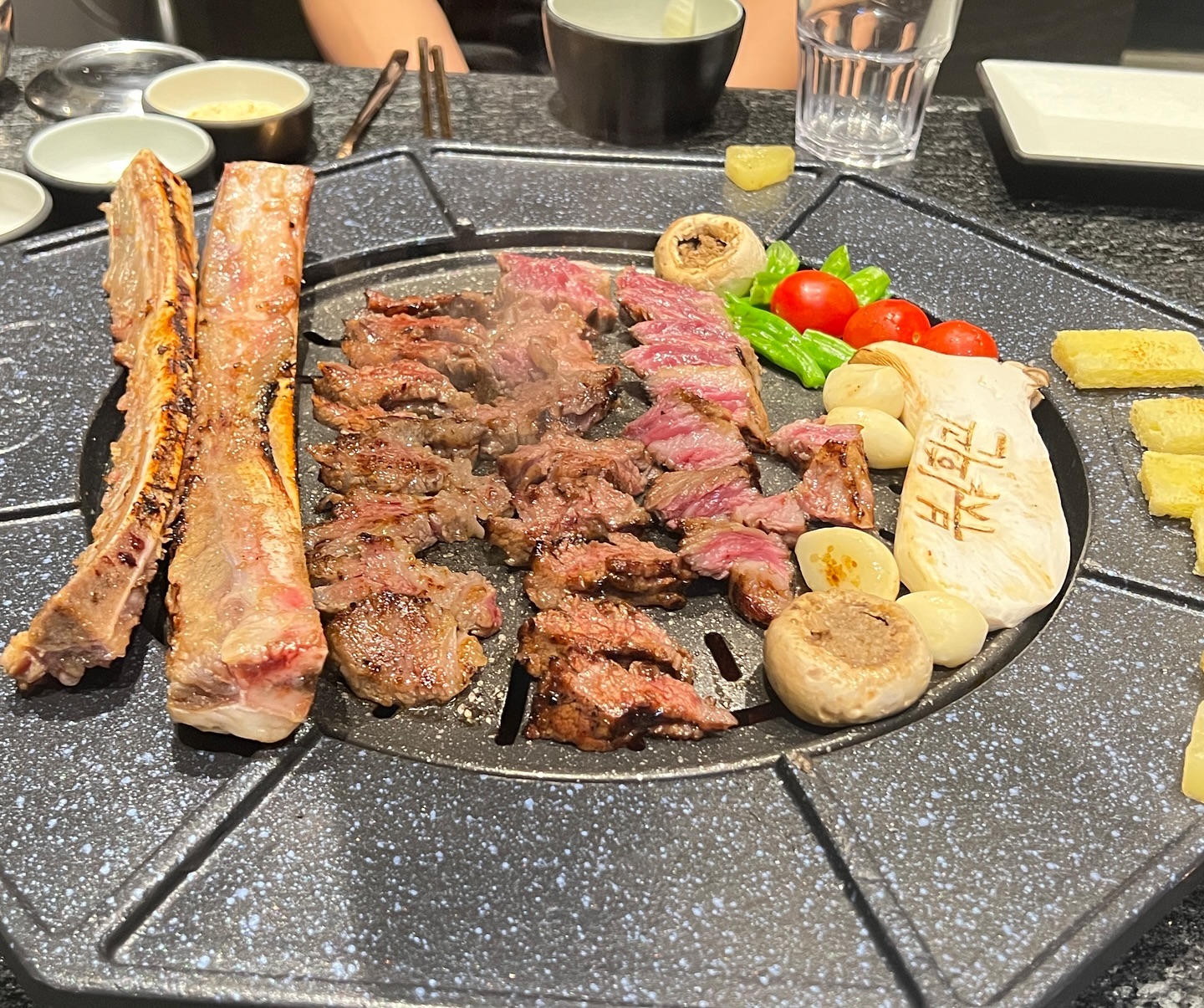 #협찬
너무 너무 만족스러워서 내돈내산으로 또 갈 예정🩷
주변 친구,가족들에게 너무 맛있다며 왕왕추천중👍

개별룸으로 되어있어서 프라이빗하게 외식가능해요.
처음부터 끝까지 다 구워주시니 완전 편함😆
맛있게 먹을수 있게 하나하나 설명 해주시니 맛잘알 조합까지 배워갑니당✌️
bujahoekwan_official 🌱
✅점심시간 (11시~15시) 솥밥과 된찌가 서비스🤗
✅아이랑 방문시 계란말이,소고기무국,김,어린이음료수 서비스
🏠울산 남구 왕생로 43
⏰11시~23시
🅿️매장옆 타워주차장, 매장 건너편 둘둘주차장
✅단체회식가능 ,파티룸 있어요!
#울산부자회관#부자회관#울산우대갈비#울산개별룸#울산고기집#울산삼산맛집#울산고기맛집#울산삼산동고기집