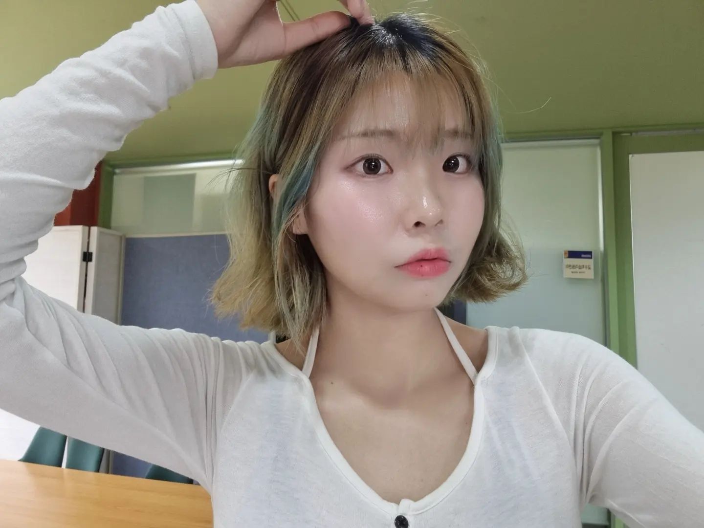 안녕하세요 방금 막 부활한 개복칩니다 지독하게 탄 내 나던 가을이 이제 끝났습니다 푸하하 꼴좋다 낙엽 녀석 싹수가 샛노랗더니 냅다 밟혔네ㅜ 아! 물론 저는 가을 안 탔습니다 bpm 128부터 대충 리듬탐~ 요즘 내 활력소 연인... 빨리 결말이 알고 싶지만 안 끝났으면 하는...
약간 마라탕후루 같음 주절주절 헛소리 끝! 뿅💨