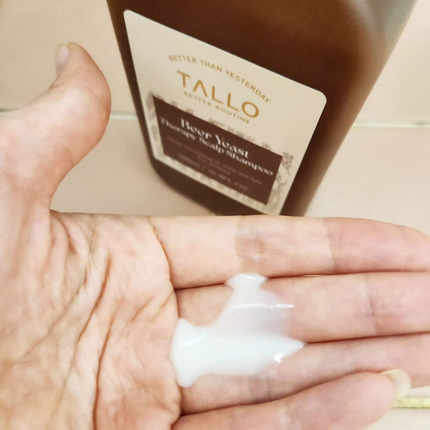 #협찬 tallo_beauty #맥주효모샴푸 #볼륨샴푸

지나는곳마다 머리카락이 줄줄ㅜㅜ
탈모관리를 위해서 이것저것 사용해보고있는중~
#딸로 🍺비어이스트테라피스칼프샴푸 사용해봤어요~

약산성샴푸로 ,19가지 유해성분 무첨가!!
EWG그린 98.5%로 설페이드계 프리 계면활성제로 안심하고 쓸수있는 최적의배합 이라 안심~

샴푸후 엉켜서 빠지는 머리,두피의 영양을 생각한 독일산 맥주효모추출물 50% 함유한 영양샴푸에요~

쫀쫀하게 쭉~늘어나는 스티키제형으로 조금만 사용해도 풍성하고  조밀하고 탄탄한거품으로 두피가 건조하지않으면서 세정력이 좋아요~

여성맞춤처방 딸로샴푸는 패키지도 예뻐서 선물하기도 좋아요~

#먹방 #일상 #뷰티 #향좋은샴푸 #패션 #두피케어 #여성탈모샴푸 #임산부탈모샴푸 #임산부샴푸 #육아 #탈모샴푸 #가구 #볼륨샴푸 #산후탈모샴푸 #건강 #손상모샴푸 #리빙 #맞팔 #탈모케어 #주방