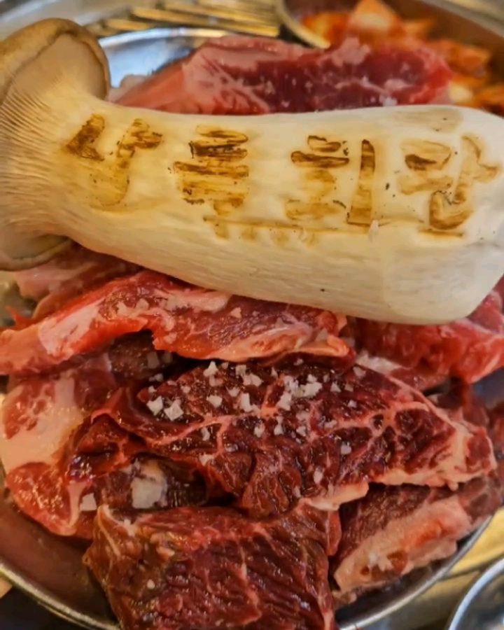 맛집이 유독많은 시흥 정왕 옥구상가길
맛집골목에 있는 수중 저온숙성으로 가격 대비
고기 퀄리티부터 가성비가 정말 탁월했던곳🍀
이렇게 맛있는 고기를 이 가격에 먹을 수 있다니
집이랑 가까웠음 좋겠다고 생각한 고깃집이에요
매장 내부로 들어가면 정겨운 테라스 자리에
해물이 들어있는 수족관부터 옛감성이 느껴지는
인테리어 드럼통 원형 스댕 테이블도 좋았던곳
고기뿐만 아니라 해산물도 같이 먹을 수 있고
연탄구이 느낌에 맞게 고기는 100g씩 주문가능해서
원하는 고기를 여러가지 맛볼 수 있는 장점까지🙏
고기나오기전 시그니처 살얼음 무생채와 깻잎절임
상추겉절이와 불에구워먹는 김치 마늘콩나물 셋트
까지 곁들여 먹을수 있게 올려주시고
고기는 비주얼부터 맛있어보였는데 역시나~~
연탄불에 익히고 ,잘 잘라주고 익히니 가격대비
고기질도 너무나 좋았고 고기는 두툼하니 육즙이
제대로였던곳 이에요 두번가세요 세번가세요💛
훈남 직원분들 친절하시고 분위기도 활기차서
지인들과 우르르 가서 담번엔 소맥하고 싶네요🤣
❣️상록회관연탄구이 정왕점
정왕동 1859-3
#시흥맛집 #시흥고기집 #시흥삼겹살 #시흥여행 #정왕동맛집 #시흥정왕동맛집 #정왕동고기집 #정왕동삼겹살 #시흥맛집 #정왕맛집 #정왕삼겹살 #시흥고기맛집 #정왕동회식